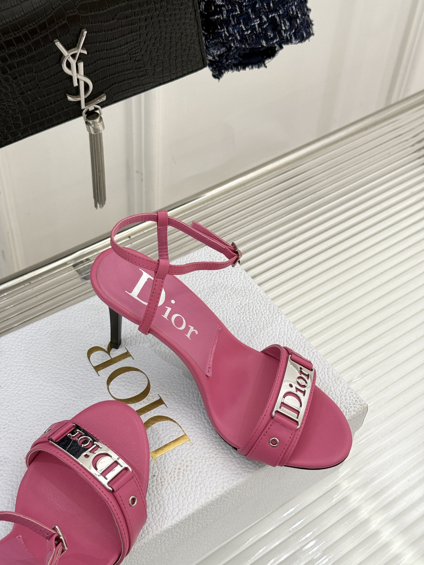 Dior/迪奥26WF早春新品金属字母一字带高跟凉鞋以高定风骨续写法式优雅。利落一字带贴合脚面黄金弧度立