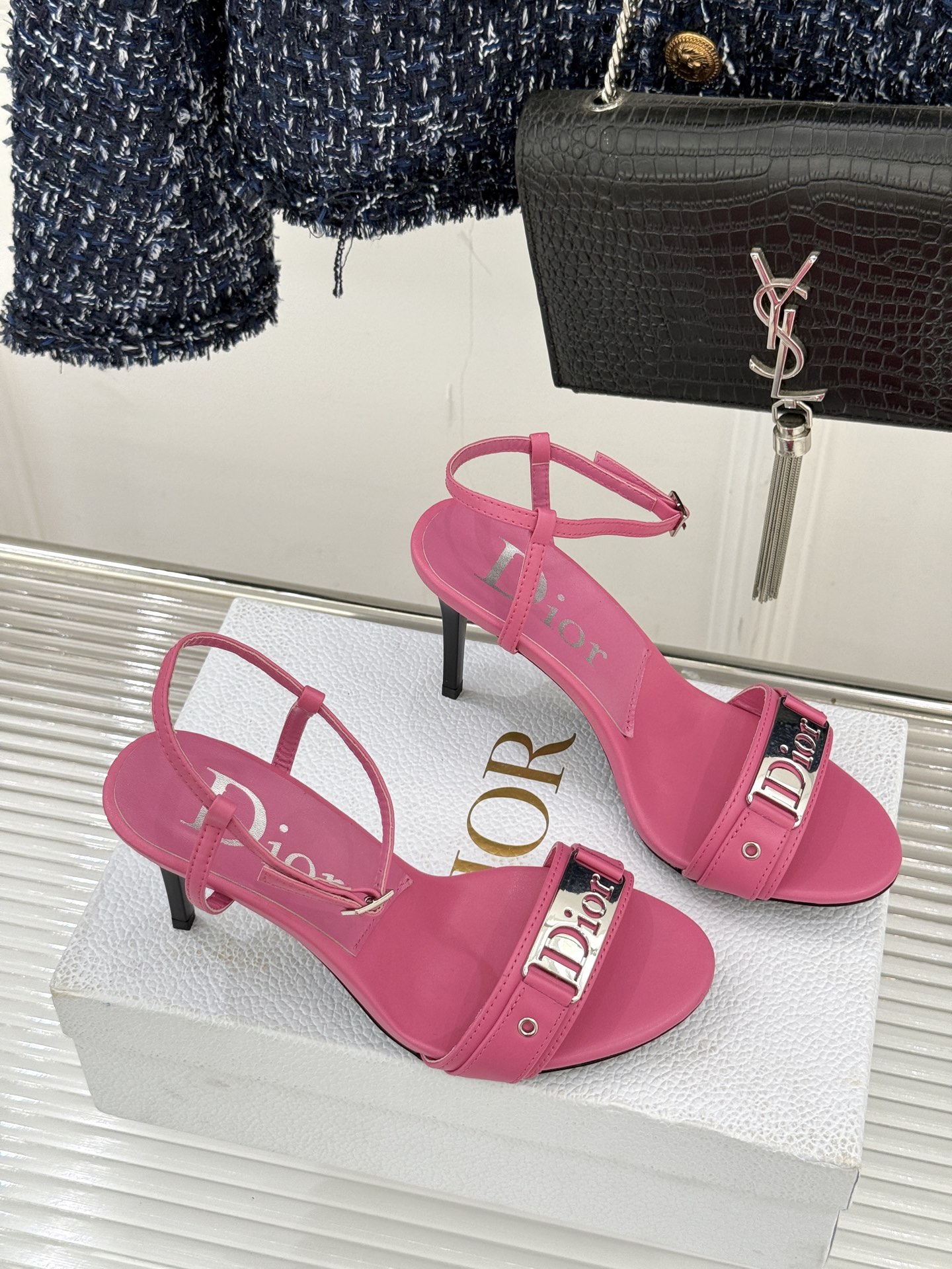 Dior/迪奥26WF早春新品金属字母一字带高跟凉鞋以高定风骨续写法式优雅。利落一字带贴合脚面黄金弧度立