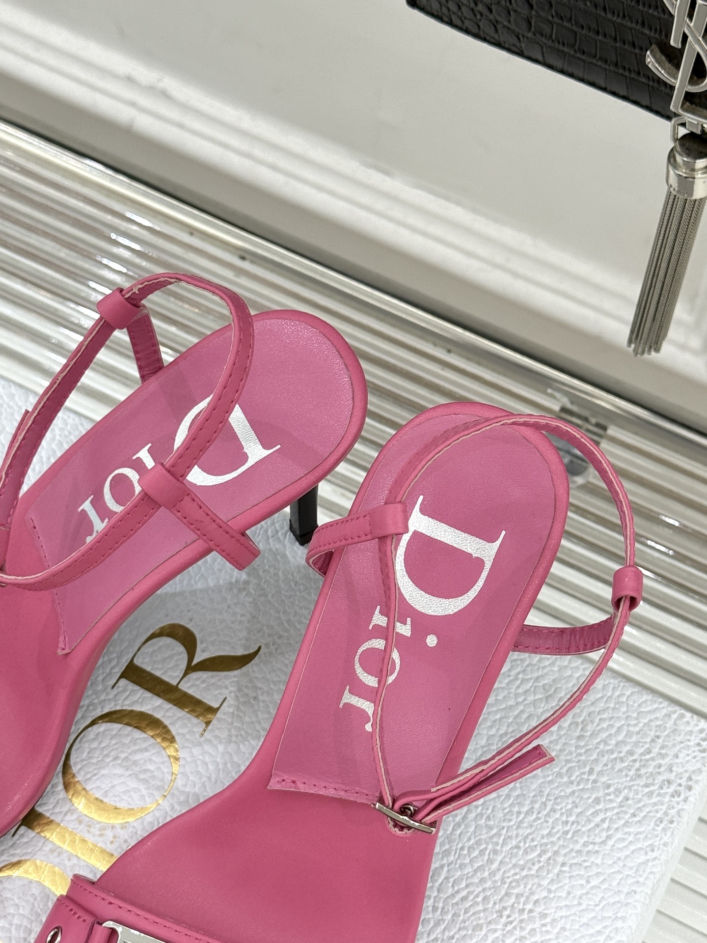 Dior/迪奥26WF早春新品金属字母一字带高跟凉鞋以高定风骨续写法式优雅。利落一字带贴合脚面黄金弧度立