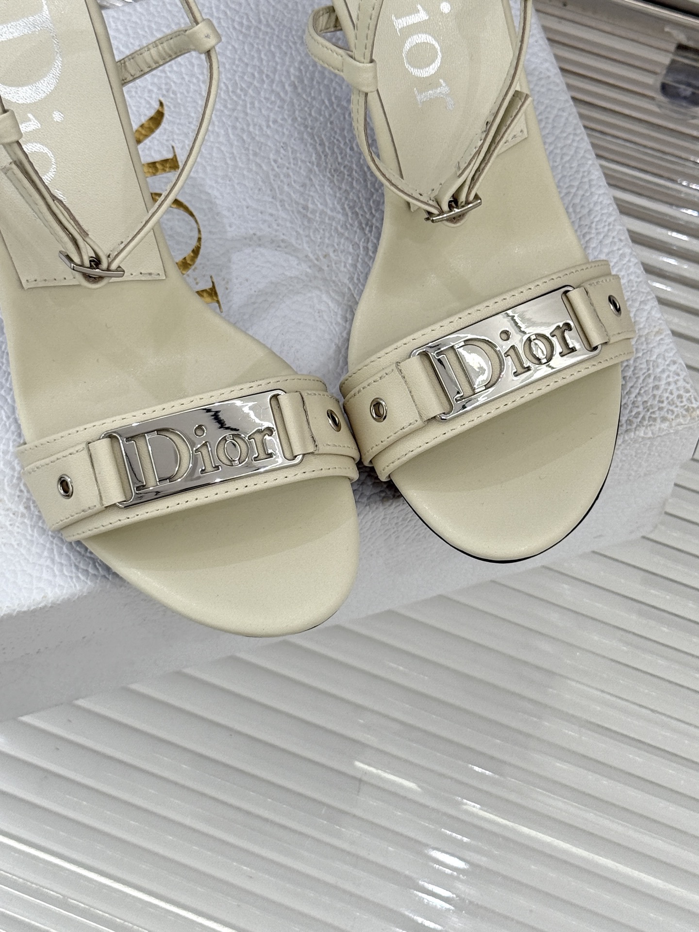 Dior/迪奥26WF早春新品金属字母一字带高跟凉鞋以高定风骨续写法式优雅。利落一字带贴合脚面黄金弧度立