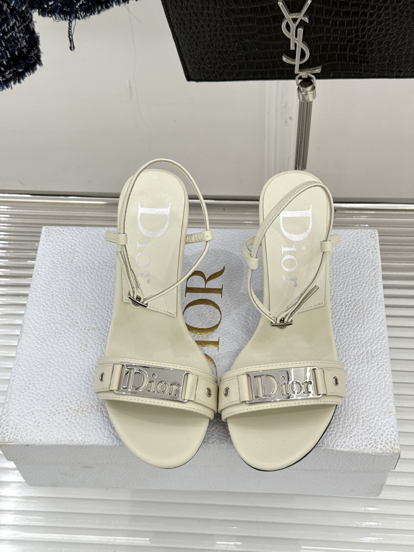 Dior/迪奥26WF早春新品金属字母一字带高跟凉鞋以高定风骨续写法式优雅。利落一字带贴合脚面黄金弧度立