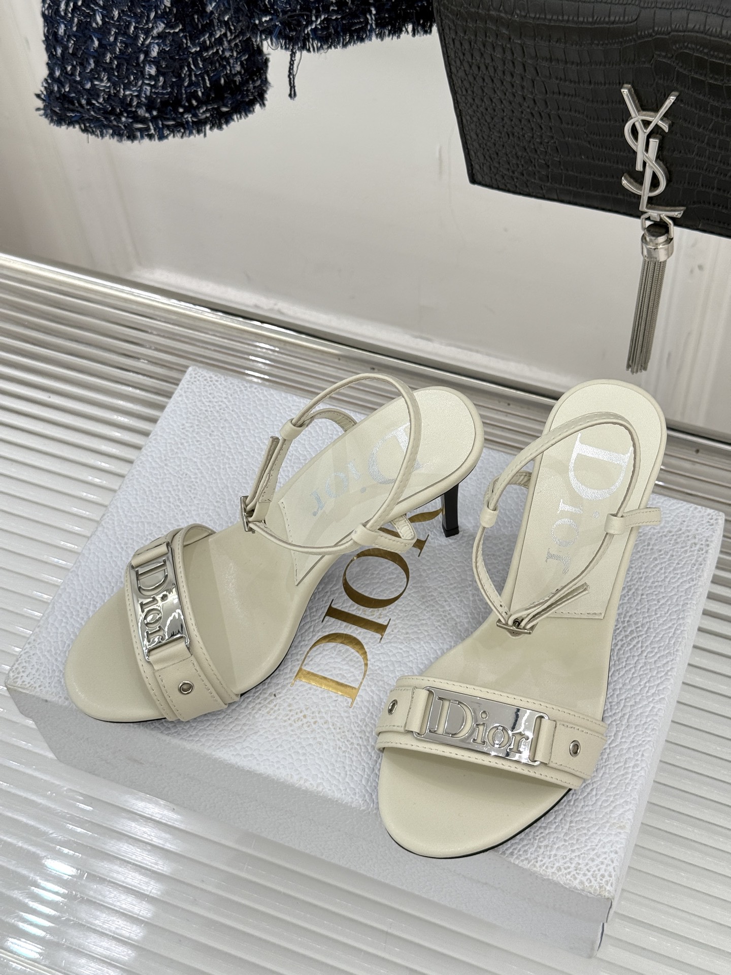 Dior/迪奥26WF早春新品金属字母一字带高跟凉鞋以高定风骨续写法式优雅。利落一字带贴合脚面黄金弧度立