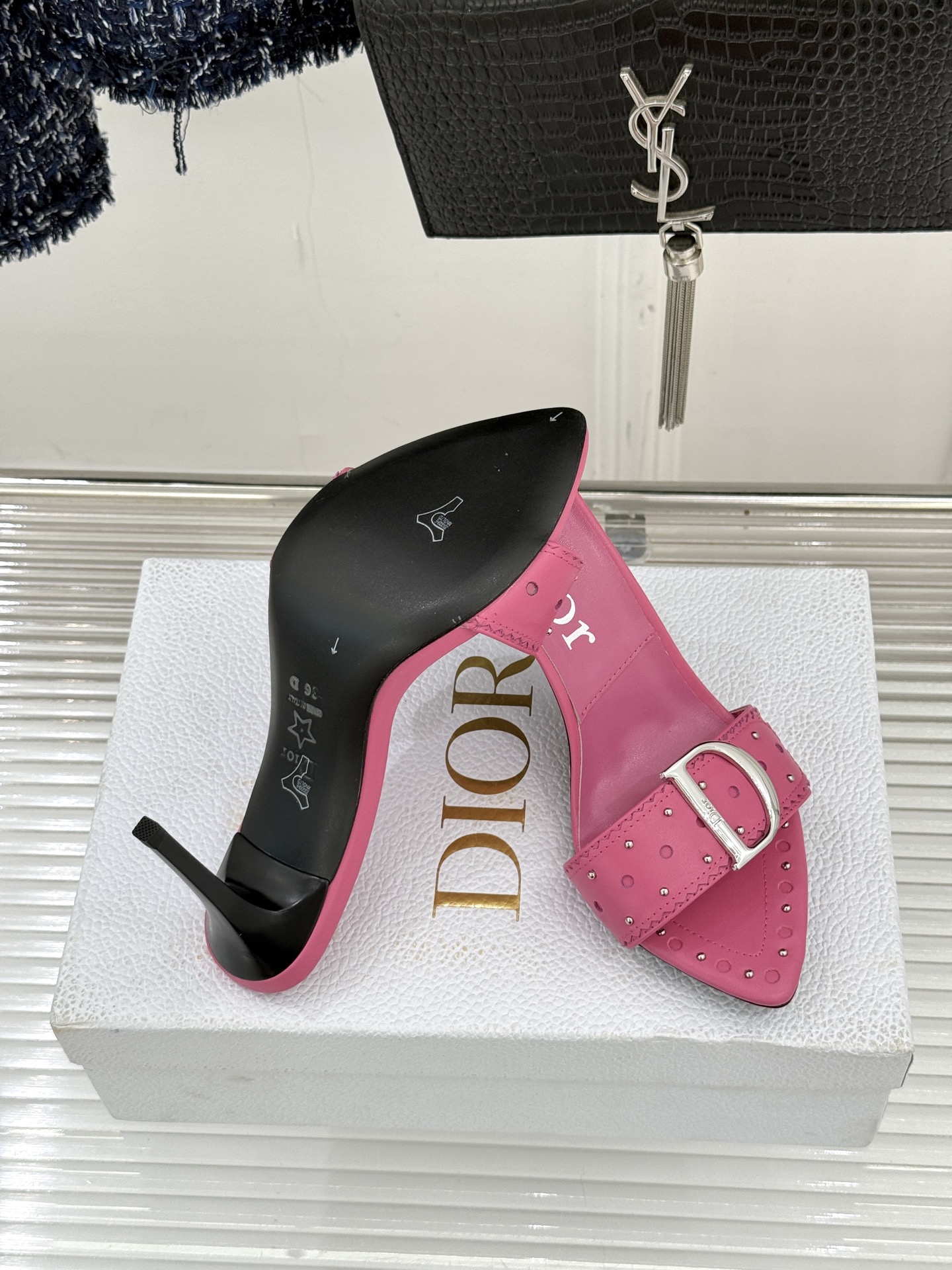 Dior/迪奥26WF早春新品D字扣尖头高跟拖鞋以极简廓形勾勒法式奢雅风骨。利落尖头利落延伸足线标志性金