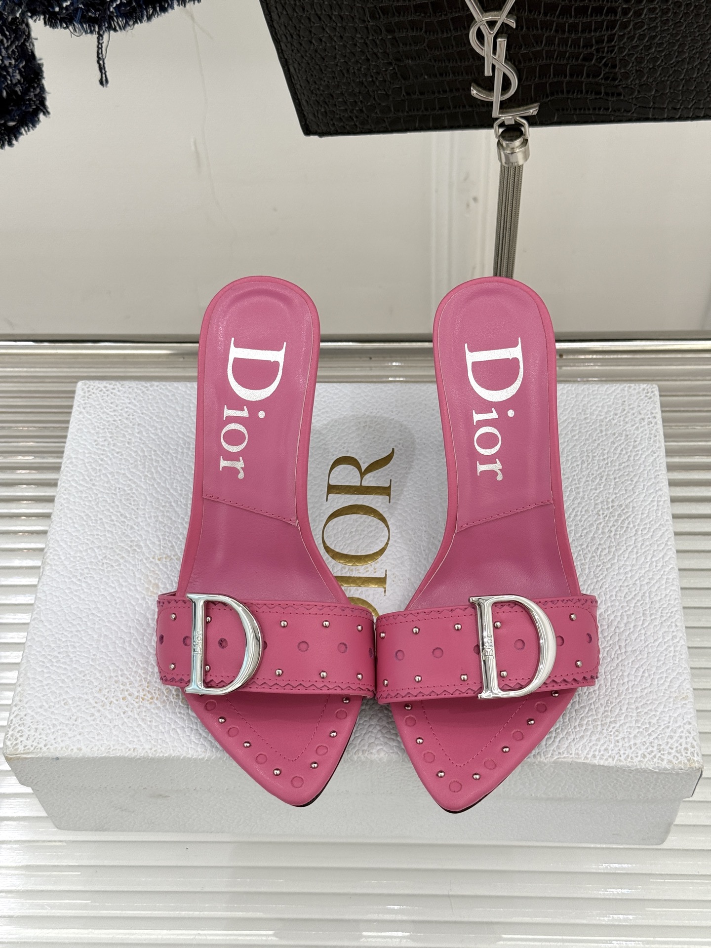 Dior/迪奥26WF早春新品D字扣尖头高跟拖鞋以极简廓形勾勒法式奢雅风骨。利落尖头利落延伸足线标志性金