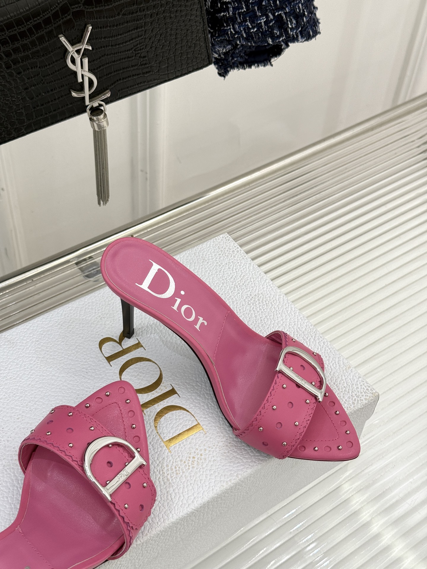 Dior/迪奥26WF早春新品D字扣尖头高跟拖鞋以极简廓形勾勒法式奢雅风骨。利落尖头利落延伸足线标志性金