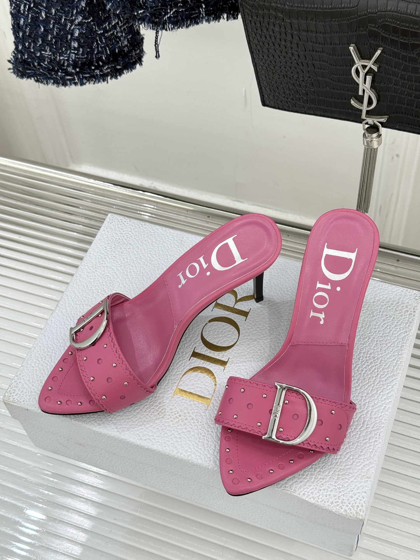 Dior/迪奥26WF早春新品D字扣尖头高跟拖鞋以极简廓形勾勒法式奢雅风骨。利落尖头利落延伸足线标志性金