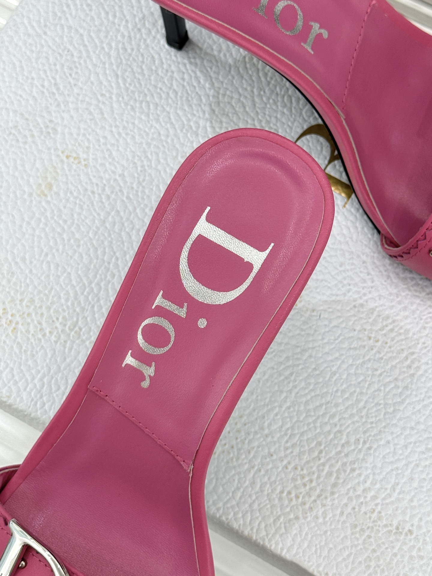 Dior/迪奥26WF早春新品D字扣尖头高跟拖鞋以极简廓形勾勒法式奢雅风骨。利落尖头利落延伸足线标志性金