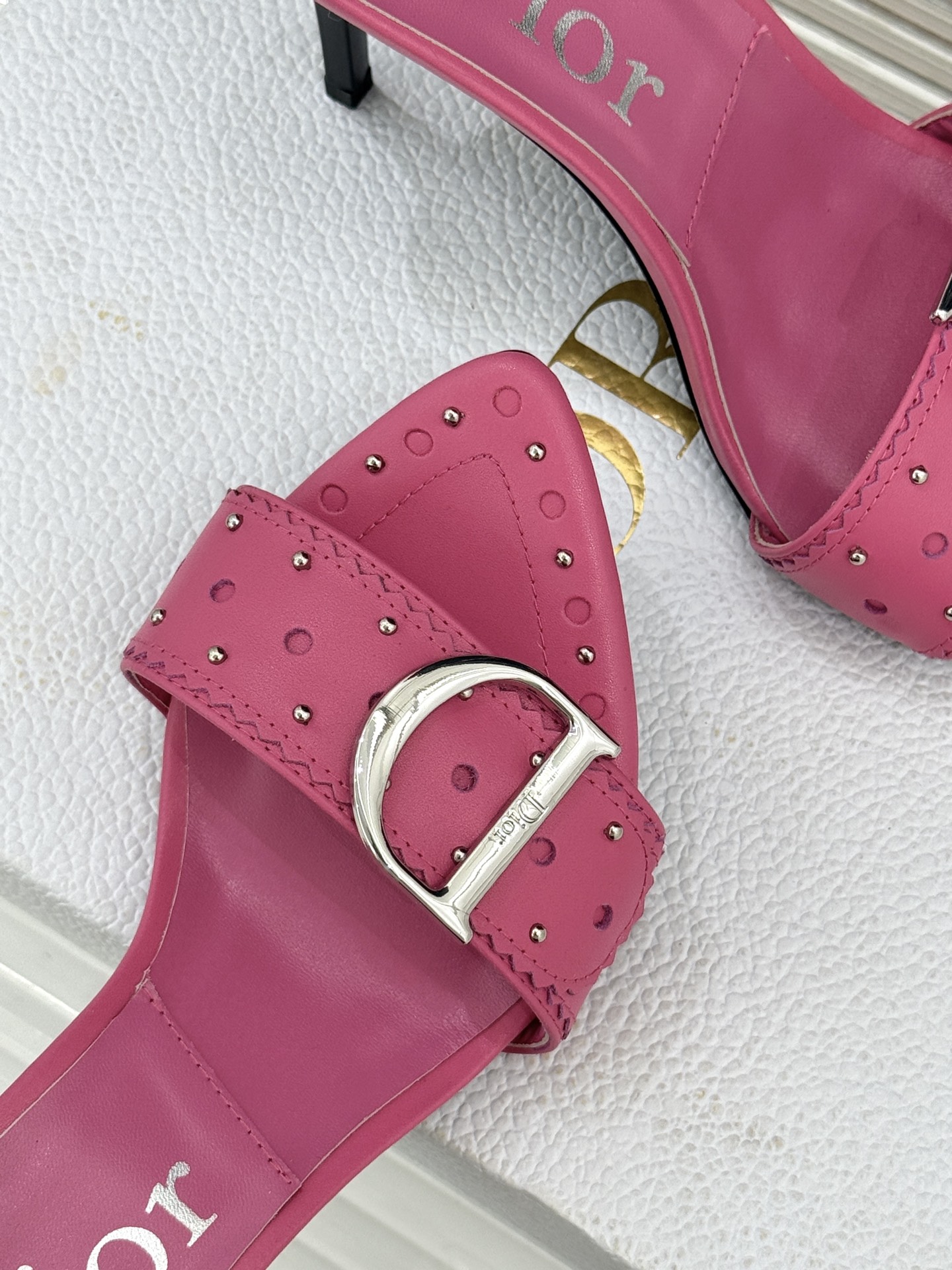 Dior/迪奥26WF早春新品D字扣尖头高跟拖鞋以极简廓形勾勒法式奢雅风骨。利落尖头利落延伸足线标志性金