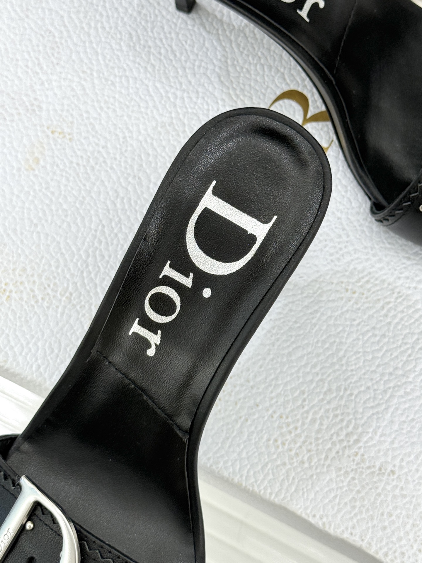 Dior/迪奥26WF早春新品D字扣尖头高跟拖鞋以极简廓形勾勒法式奢雅风骨。利落尖头利落延伸足线标志性金