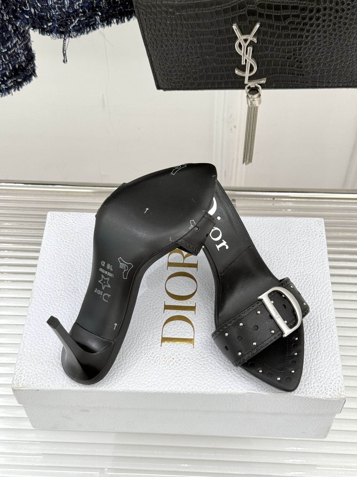 Dior/迪奥26WF早春新品D字扣尖头高跟拖鞋以极简廓形勾勒法式奢雅风骨。利落尖头利落延伸足线标志性金