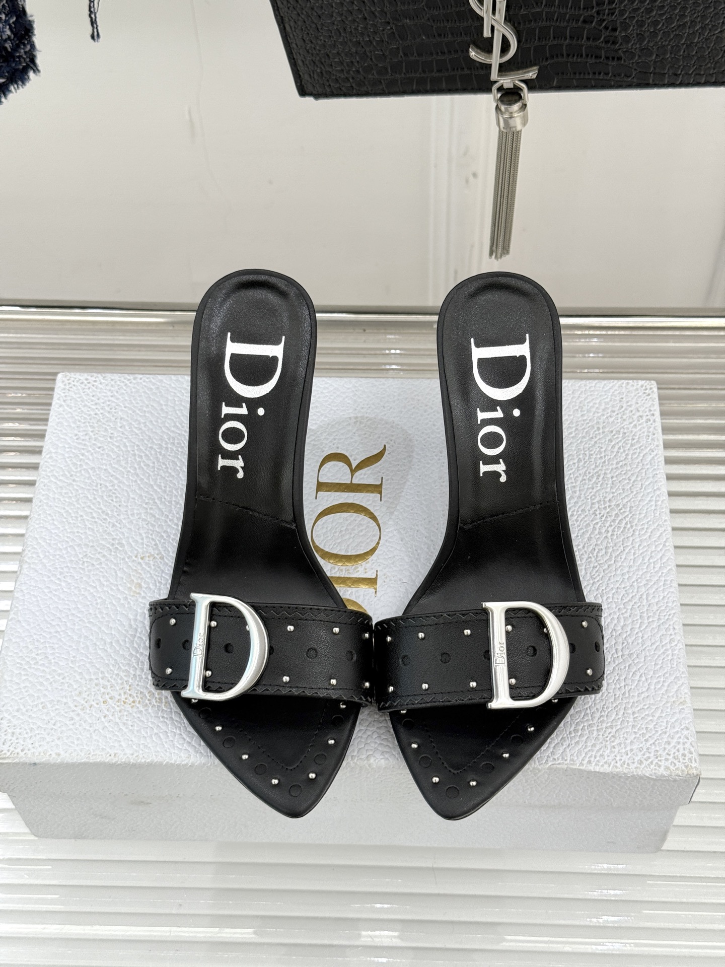 Dior/迪奥26WF早春新品D字扣尖头高跟拖鞋以极简廓形勾勒法式奢雅风骨。利落尖头利落延伸足线标志性金