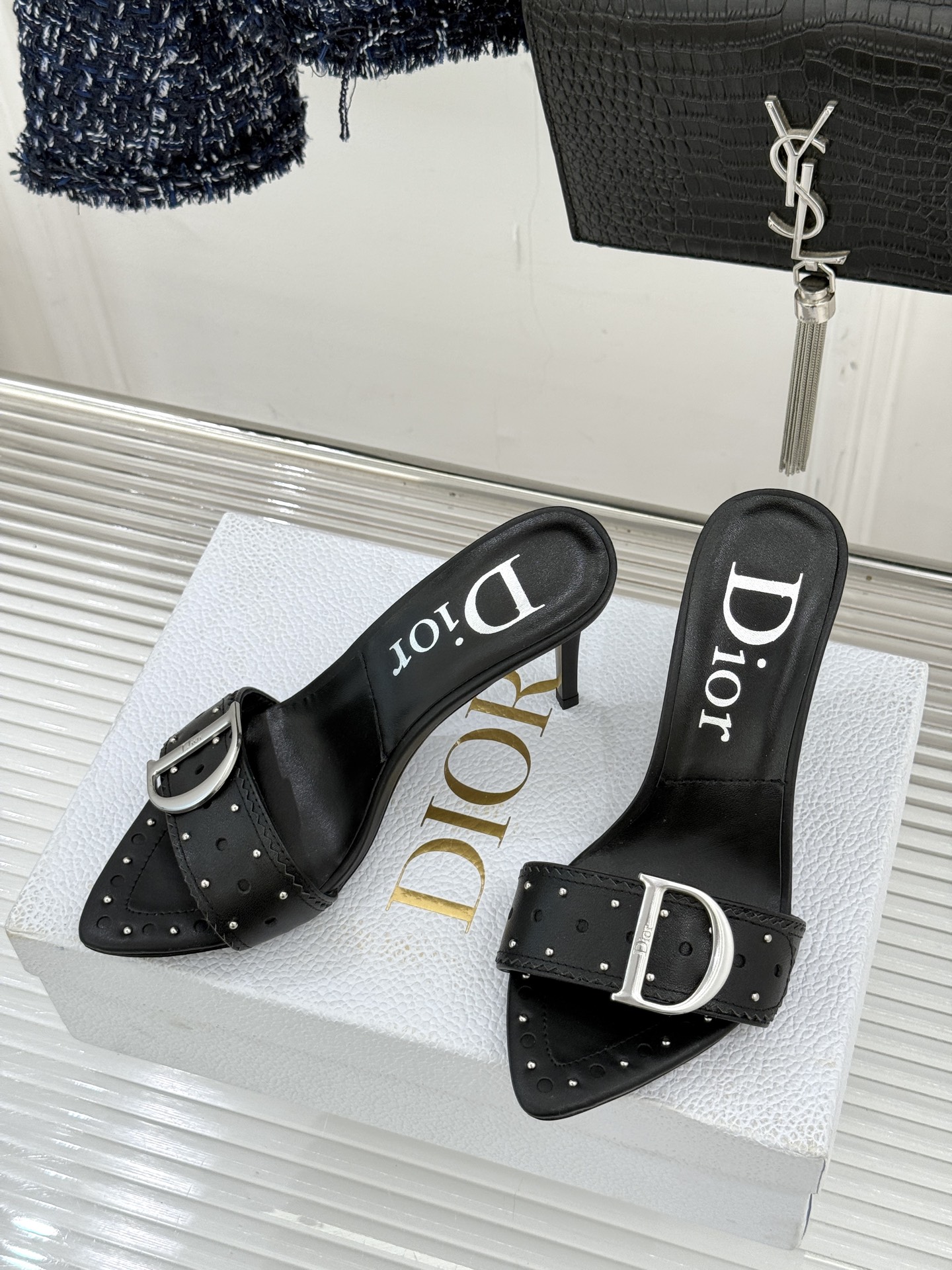 Dior/迪奥26WF早春新品D字扣尖头高跟拖鞋以极简廓形勾勒法式奢雅风骨。利落尖头利落延伸足线标志性金