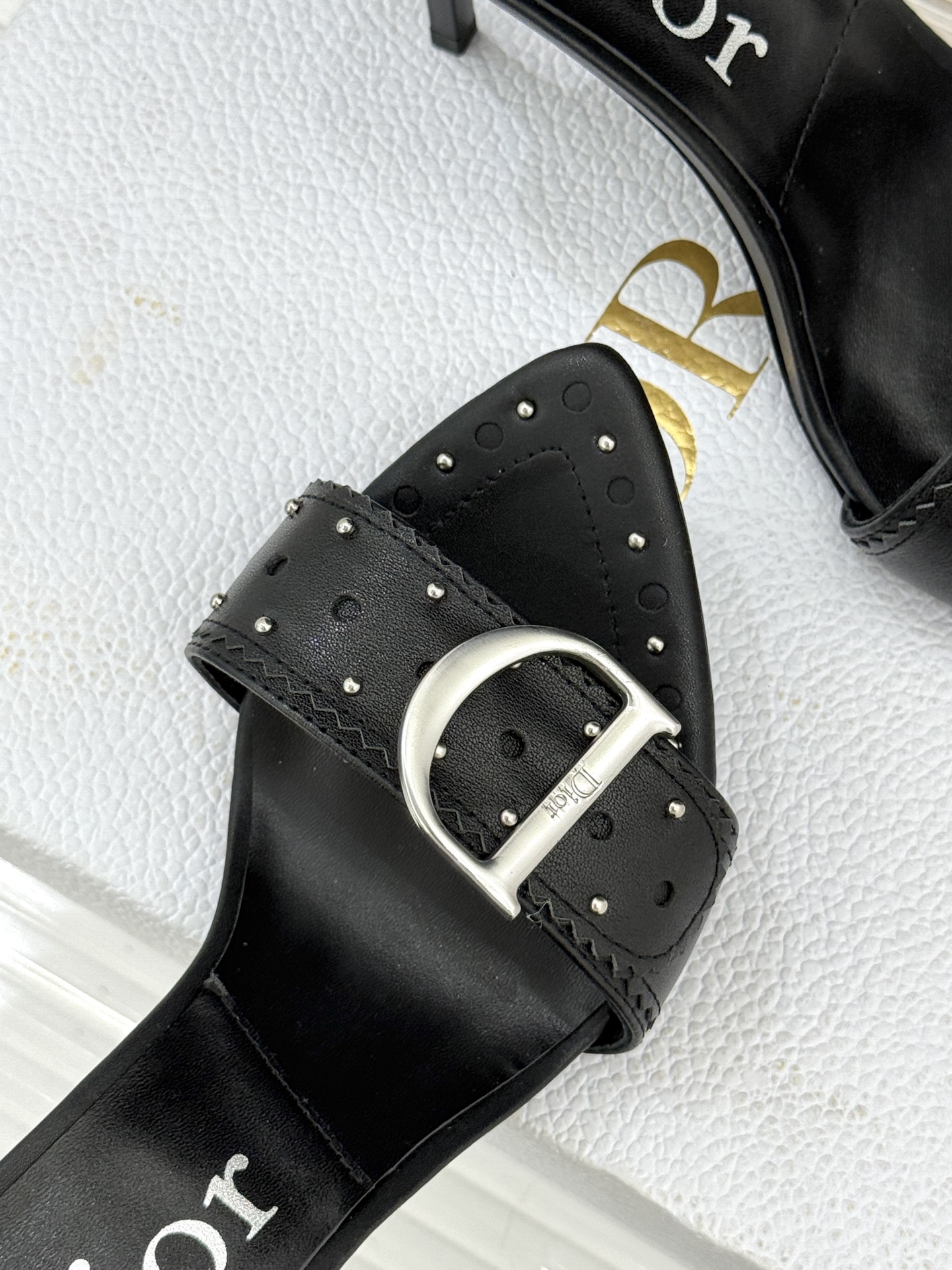 Dior/迪奥26WF早春新品D字扣尖头高跟拖鞋以极简廓形勾勒法式奢雅风骨。利落尖头利落延伸足线标志性金