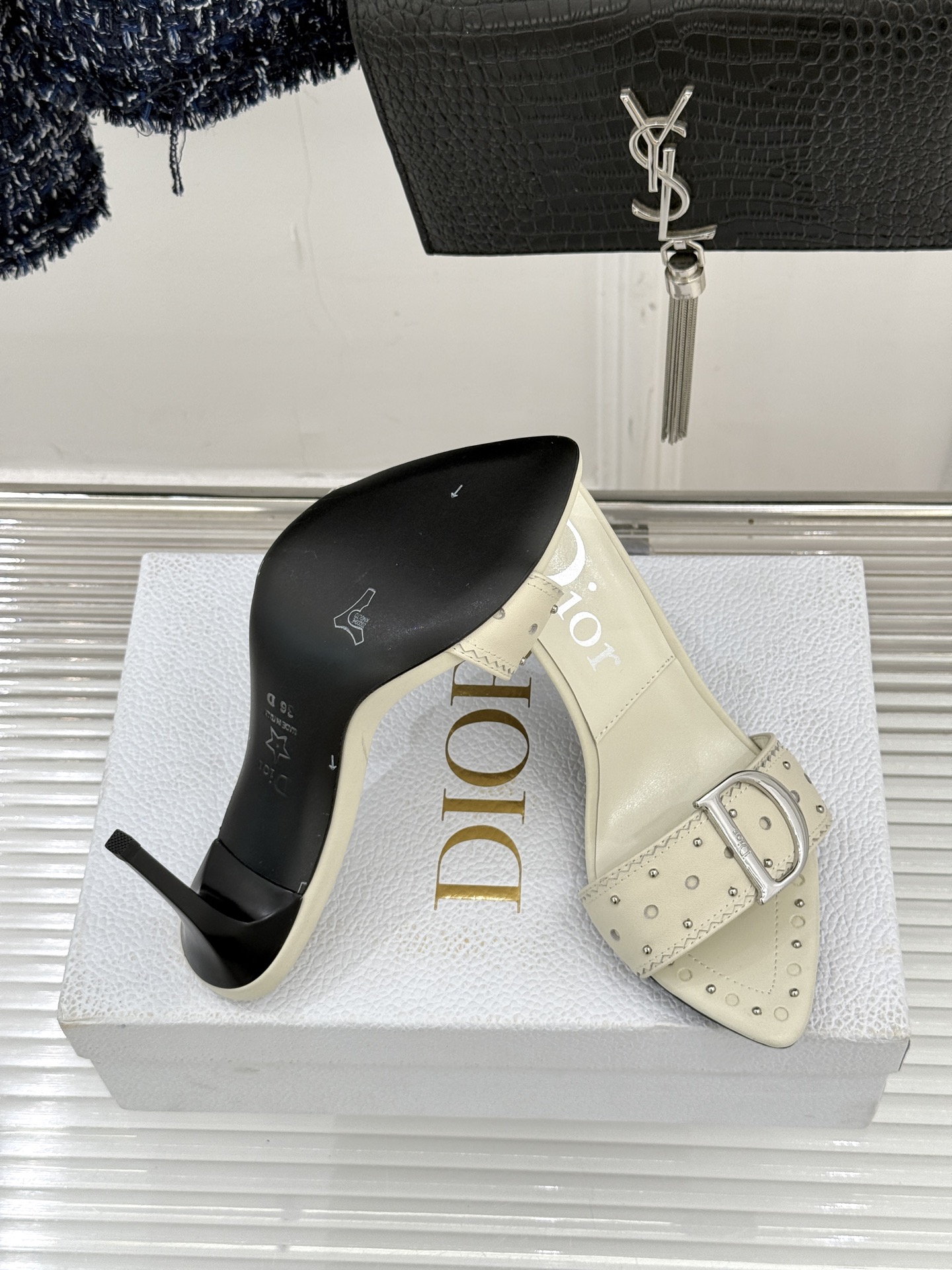 Dior/迪奥26WF早春新品D字扣尖头高跟拖鞋以极简廓形勾勒法式奢雅风骨。利落尖头利落延伸足线标志性金