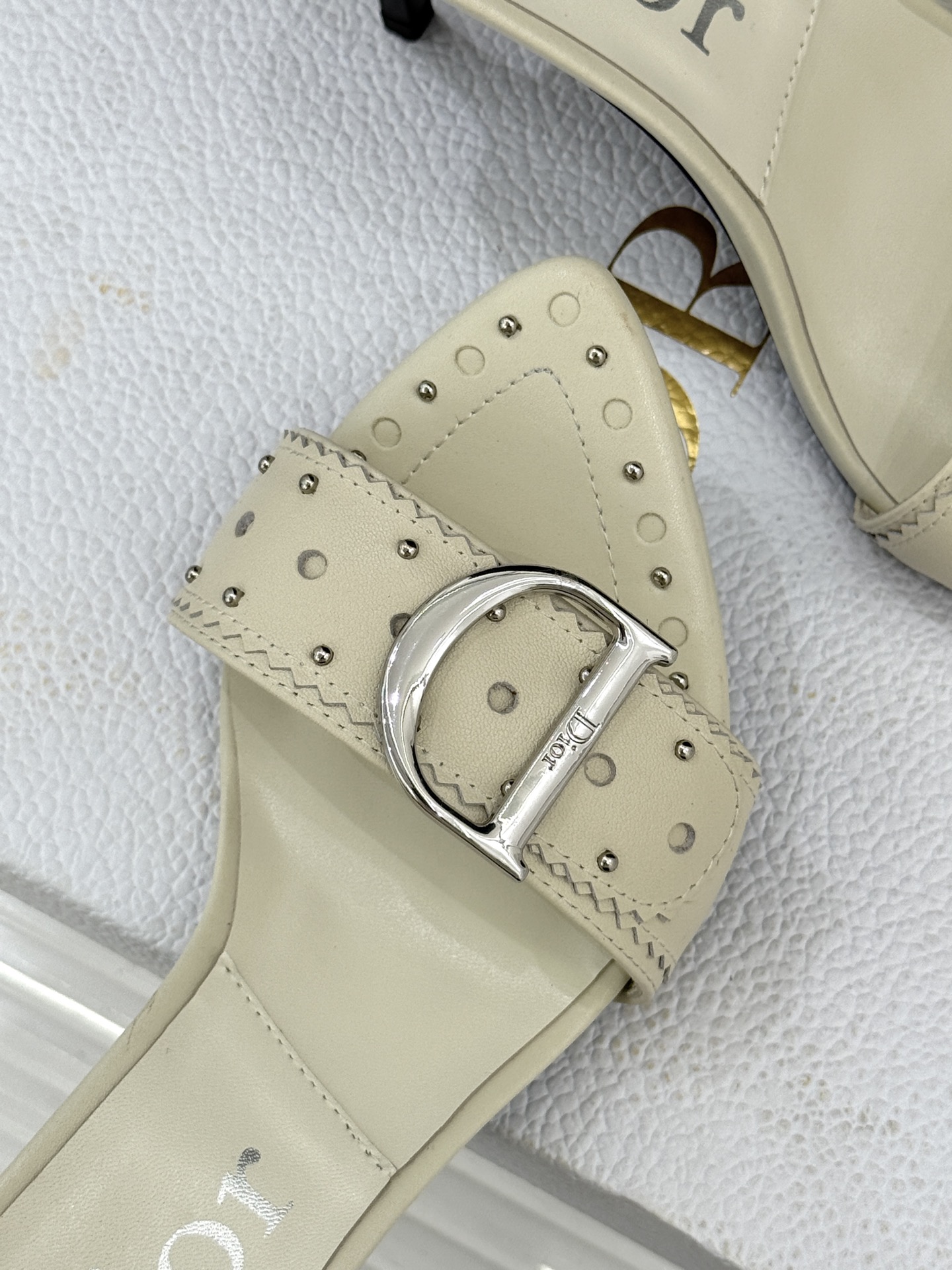 Dior/迪奥26WF早春新品D字扣尖头高跟拖鞋以极简廓形勾勒法式奢雅风骨。利落尖头利落延伸足线标志性金