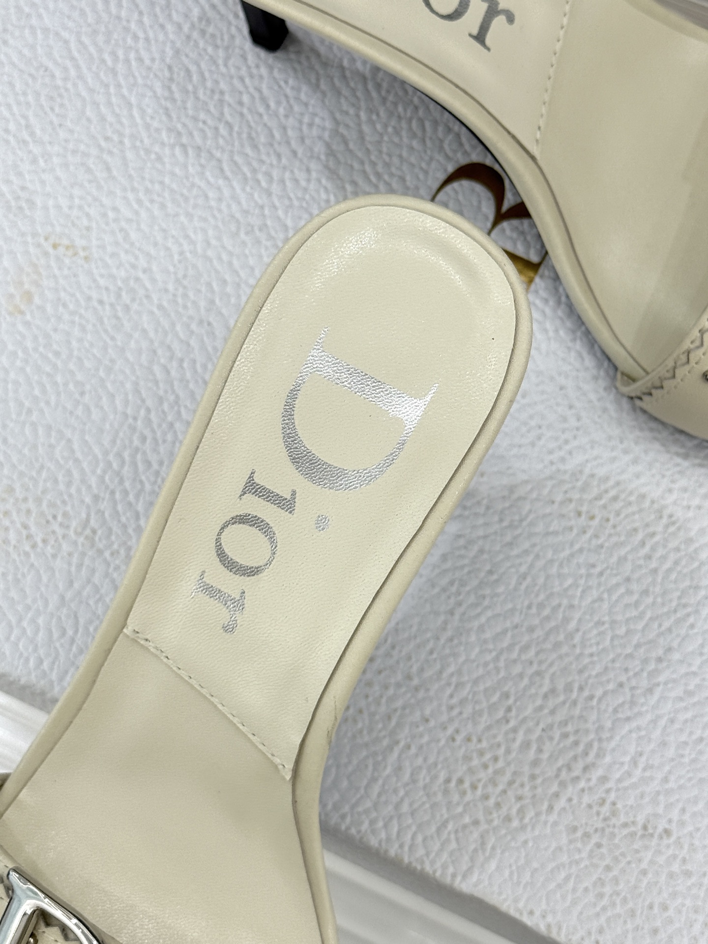 Dior/迪奥26WF早春新品D字扣尖头高跟拖鞋以极简廓形勾勒法式奢雅风骨。利落尖头利落延伸足线标志性金