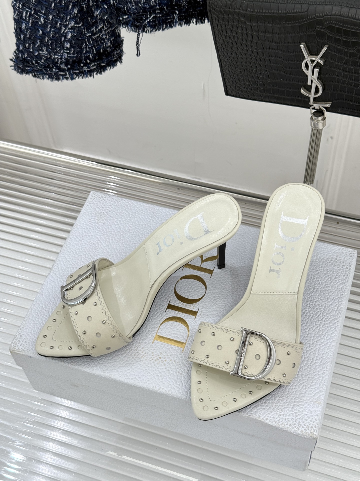 Dior/迪奥26WF早春新品D字扣尖头高跟拖鞋以极简廓形勾勒法式奢雅风骨。利落尖头利落延伸足线标志性金