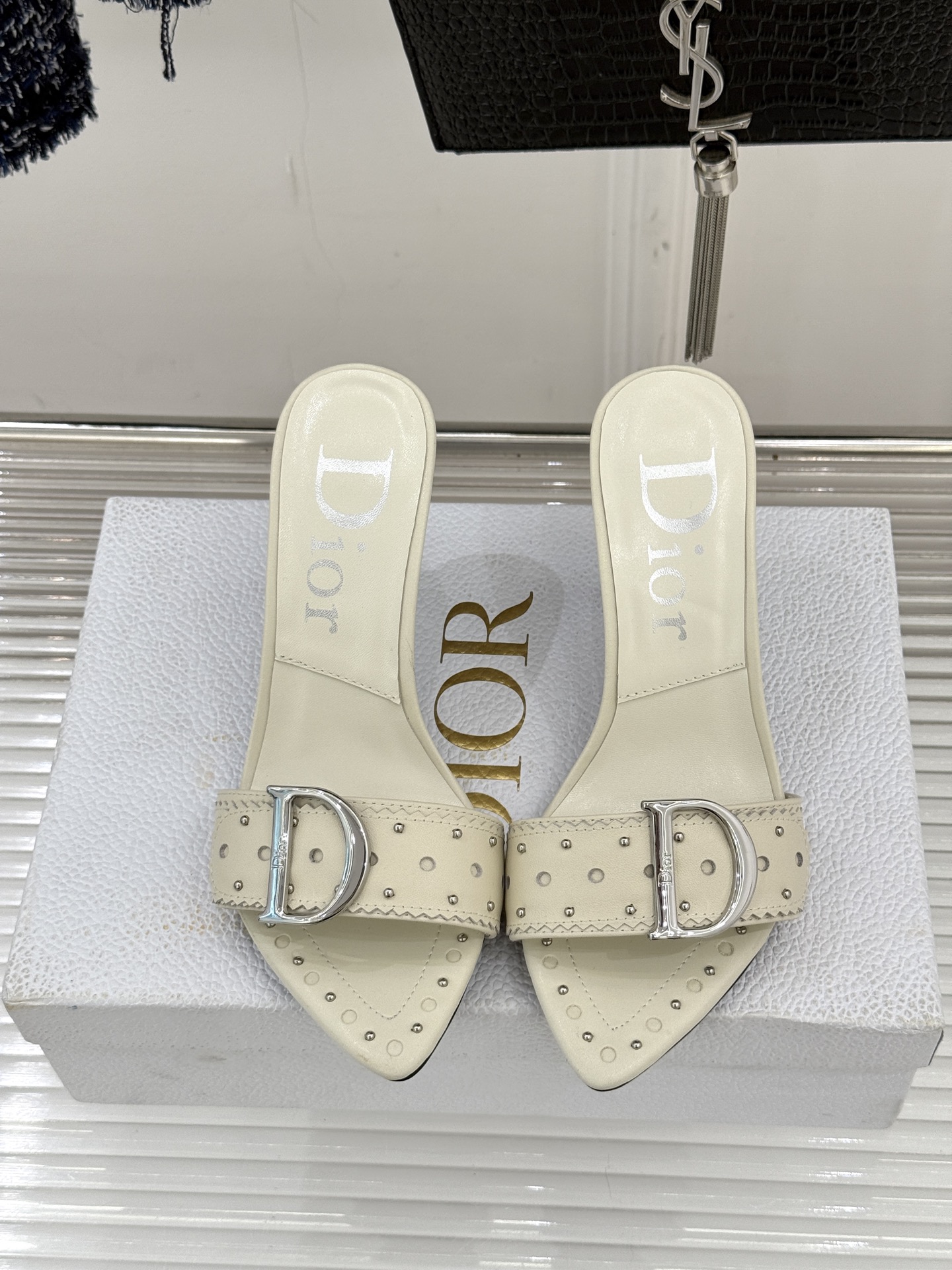 Dior/迪奥26WF早春新品D字扣尖头高跟拖鞋以极简廓形勾勒法式奢雅风骨。利落尖头利落延伸足线标志性金