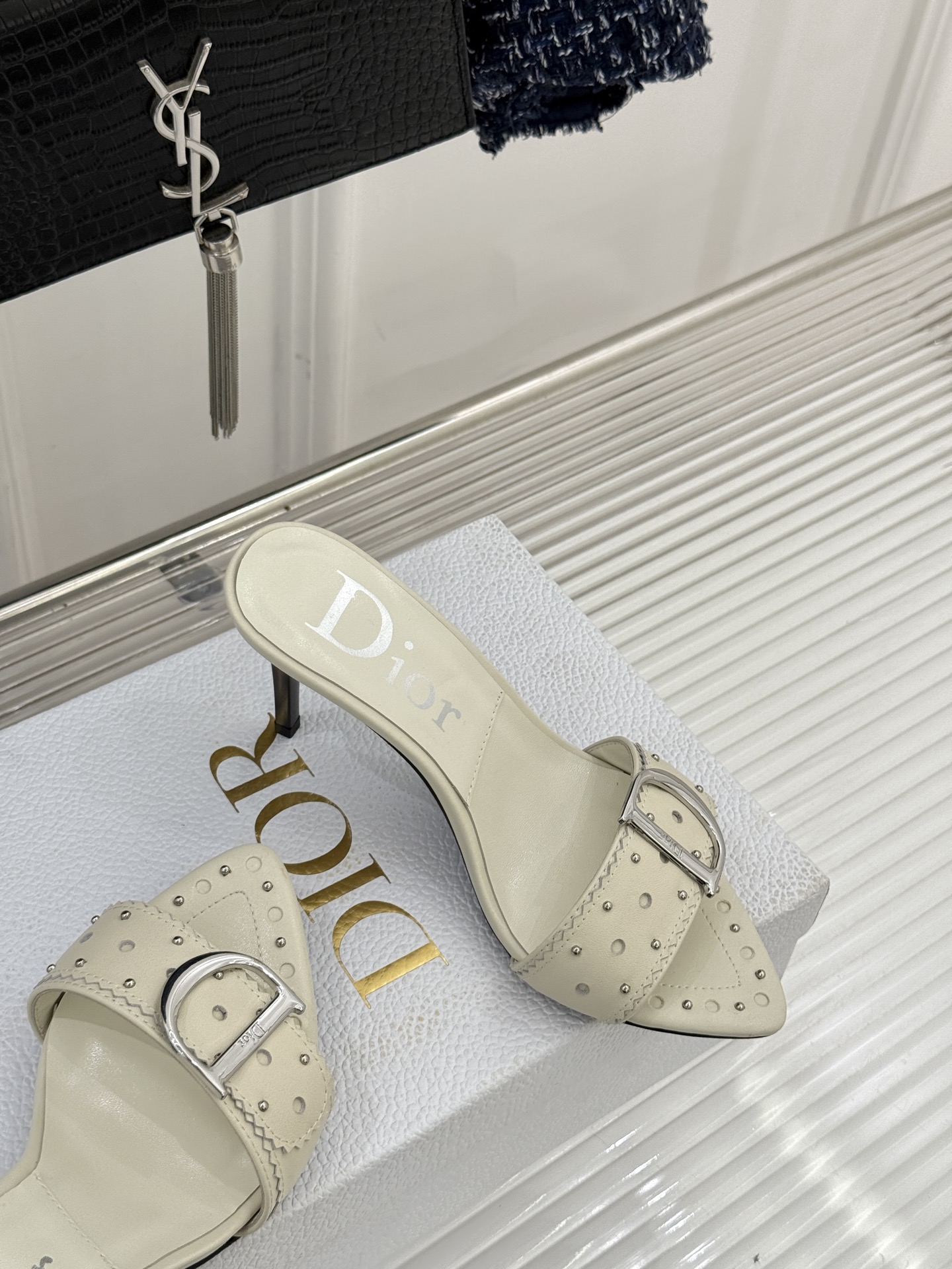 Dior/迪奥26WF早春新品D字扣尖头高跟拖鞋以极简廓形勾勒法式奢雅风骨。利落尖头利落延伸足线标志性金