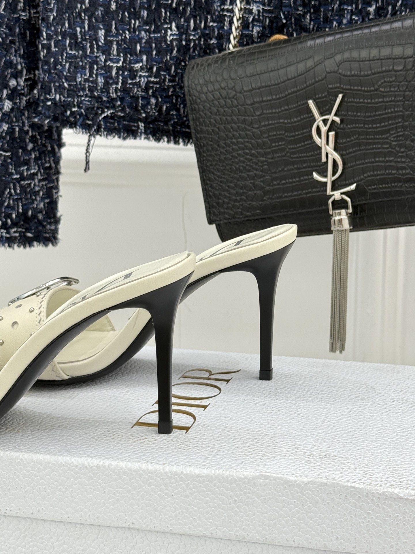 Dior/迪奥26WF早春新品D字扣尖头高跟拖鞋以极简廓形勾勒法式奢雅风骨。利落尖头利落延伸足线标志性金