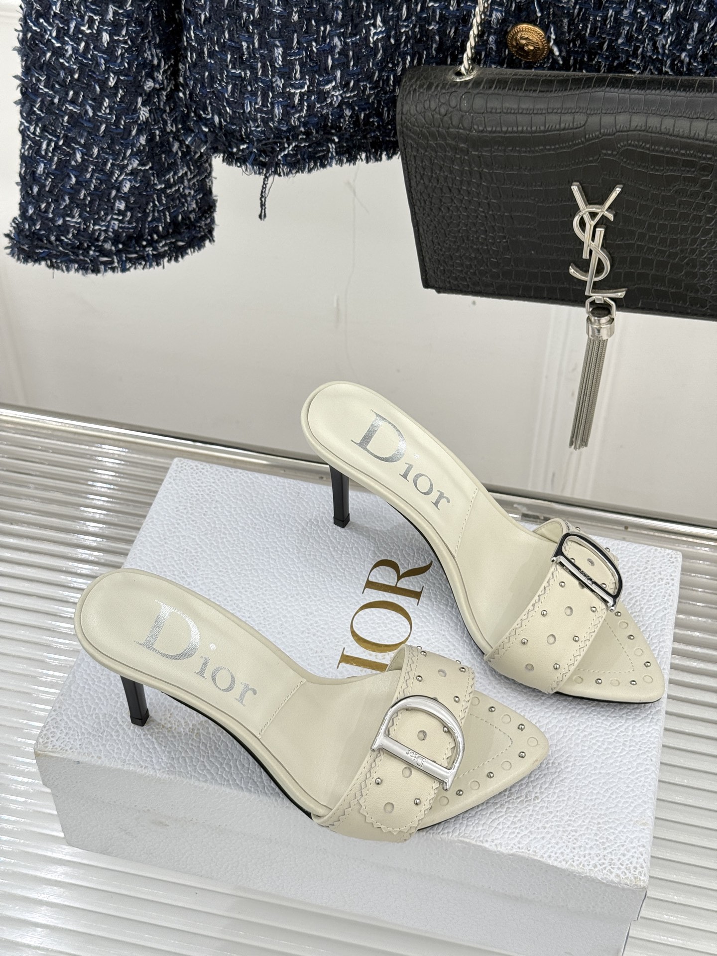 Dior/迪奥26WF早春新品D字扣尖头高跟拖鞋以极简廓形勾勒法式奢雅风骨。利落尖头利落延伸足线标志性金