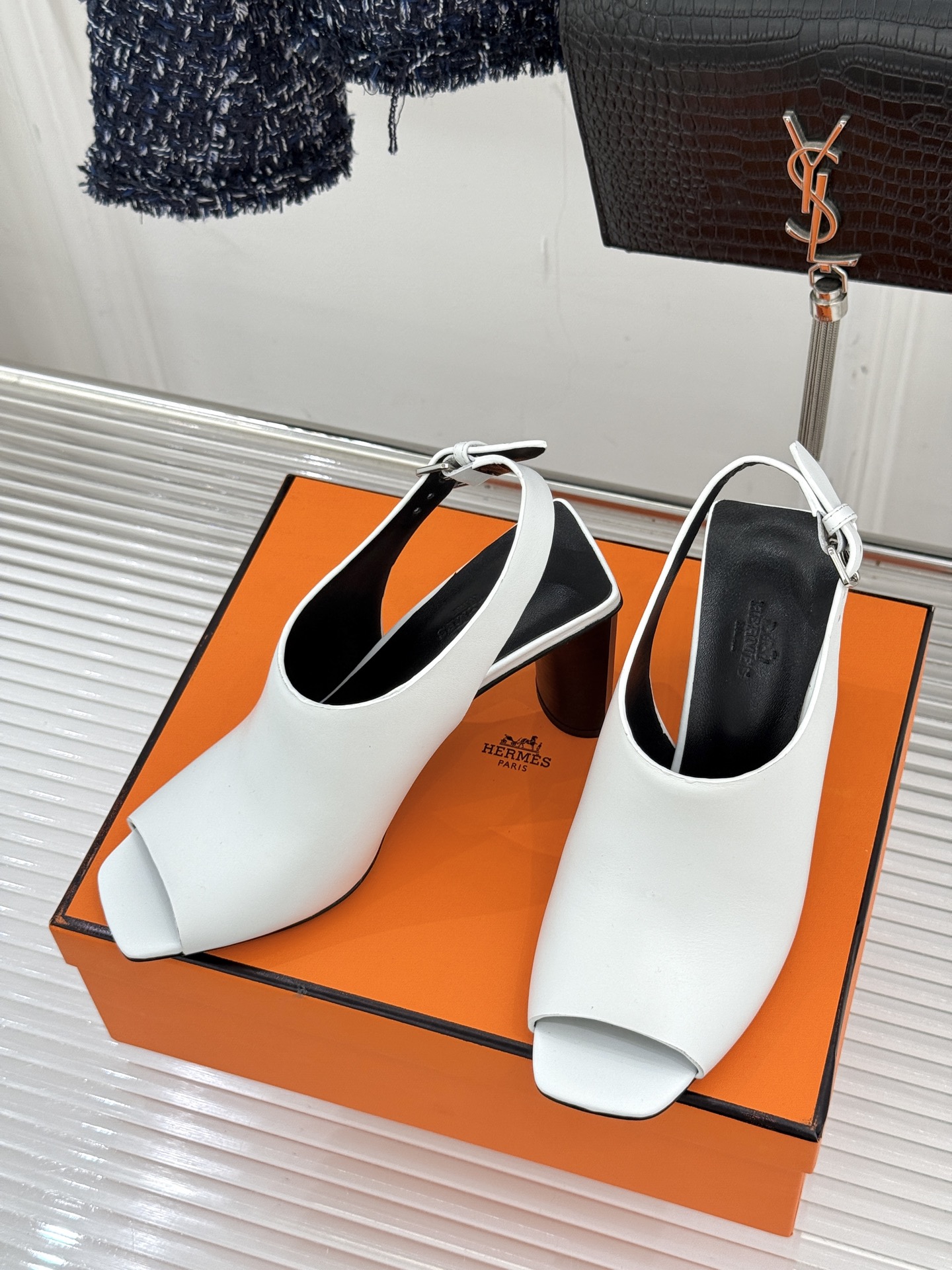 Hermès/爱马仕25WF新品复古鱼嘴后空粗跟凉鞋循百年匠艺重塑复古优雅。利落鱼嘴剪裁露趾不张扬后空袢