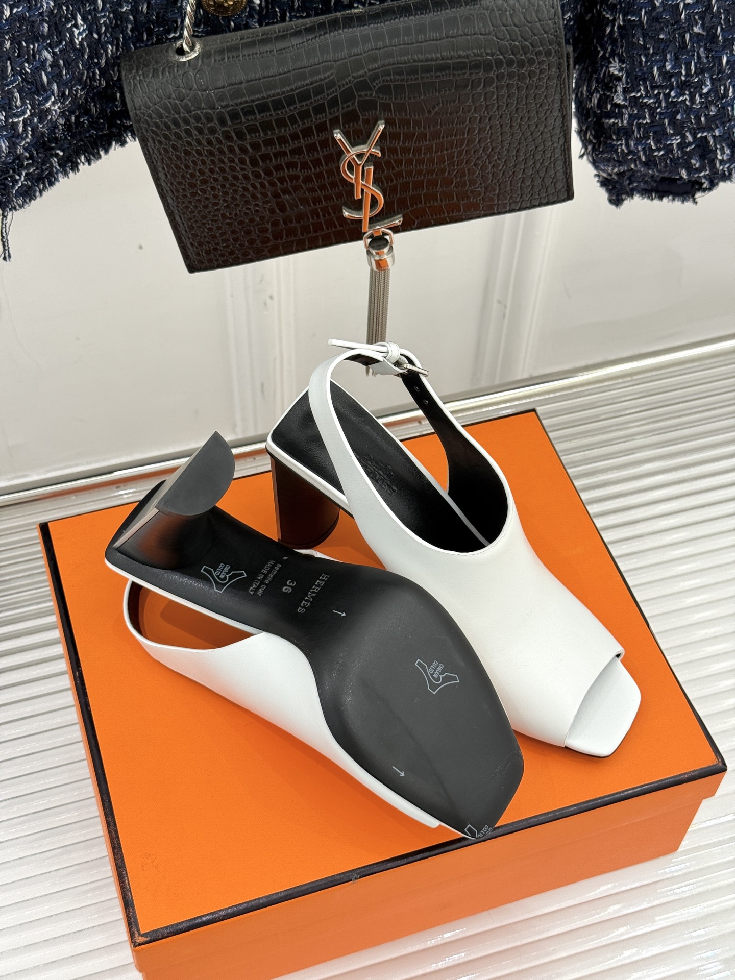 Hermès/爱马仕25WF新品复古鱼嘴后空粗跟凉鞋循百年匠艺重塑复古优雅。利落鱼嘴剪裁露趾不张扬后空袢