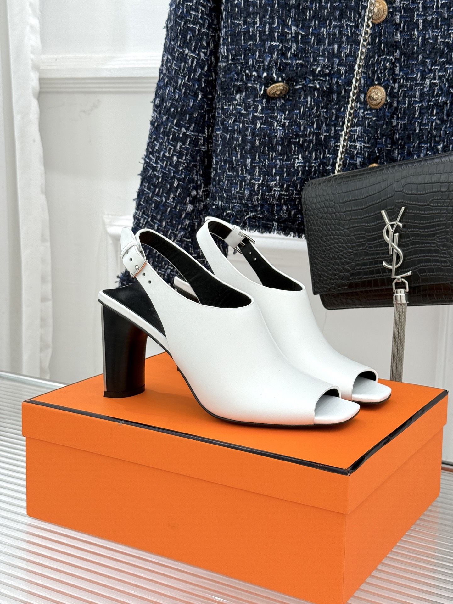 Hermès/爱马仕25WF新品复古鱼嘴后空粗跟凉鞋循百年匠艺重塑复古优雅。利落鱼嘴剪裁露趾不张扬后空袢