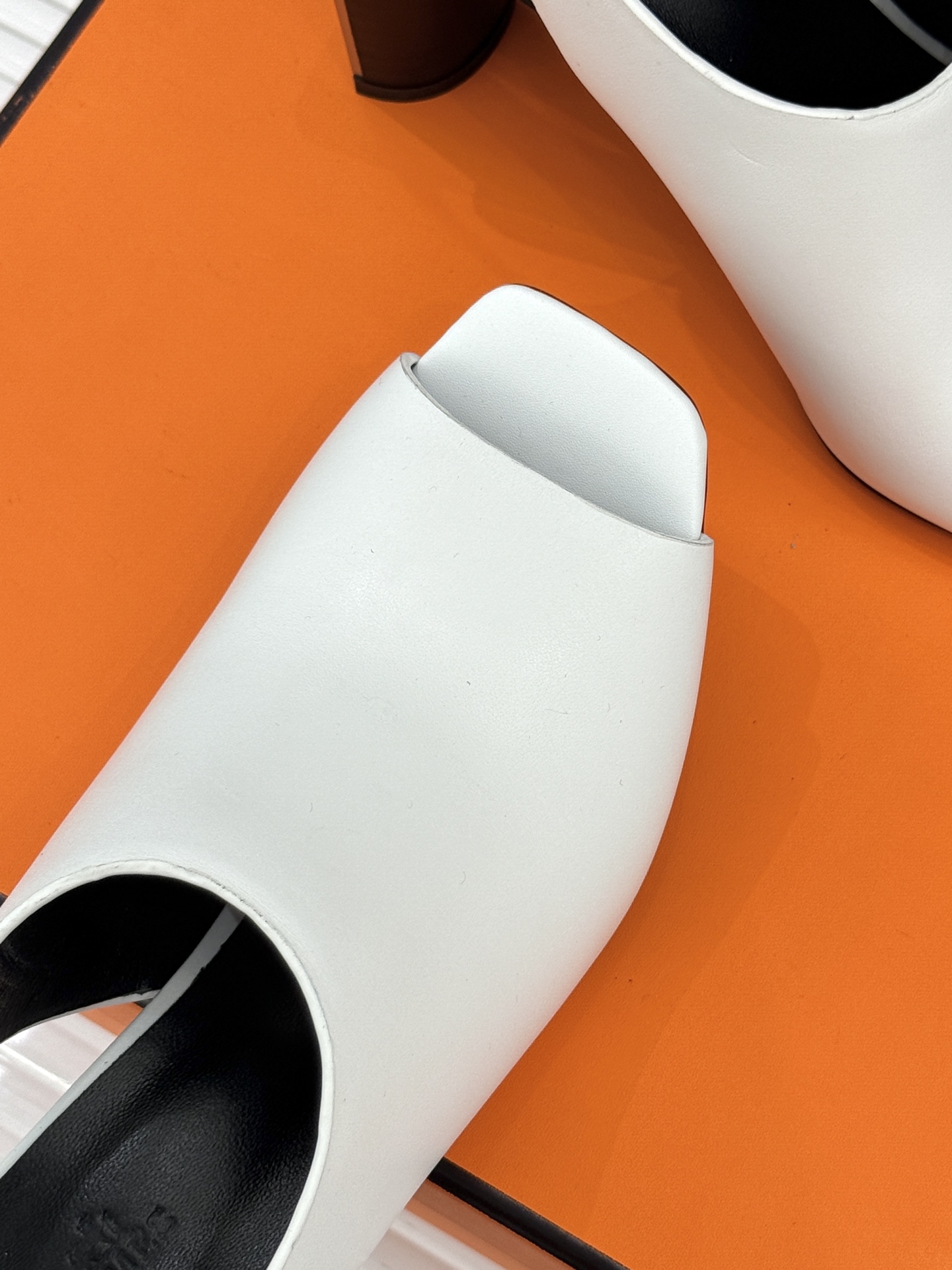Hermès/爱马仕25WF新品复古鱼嘴后空粗跟凉鞋循百年匠艺重塑复古优雅。利落鱼嘴剪裁露趾不张扬后空袢