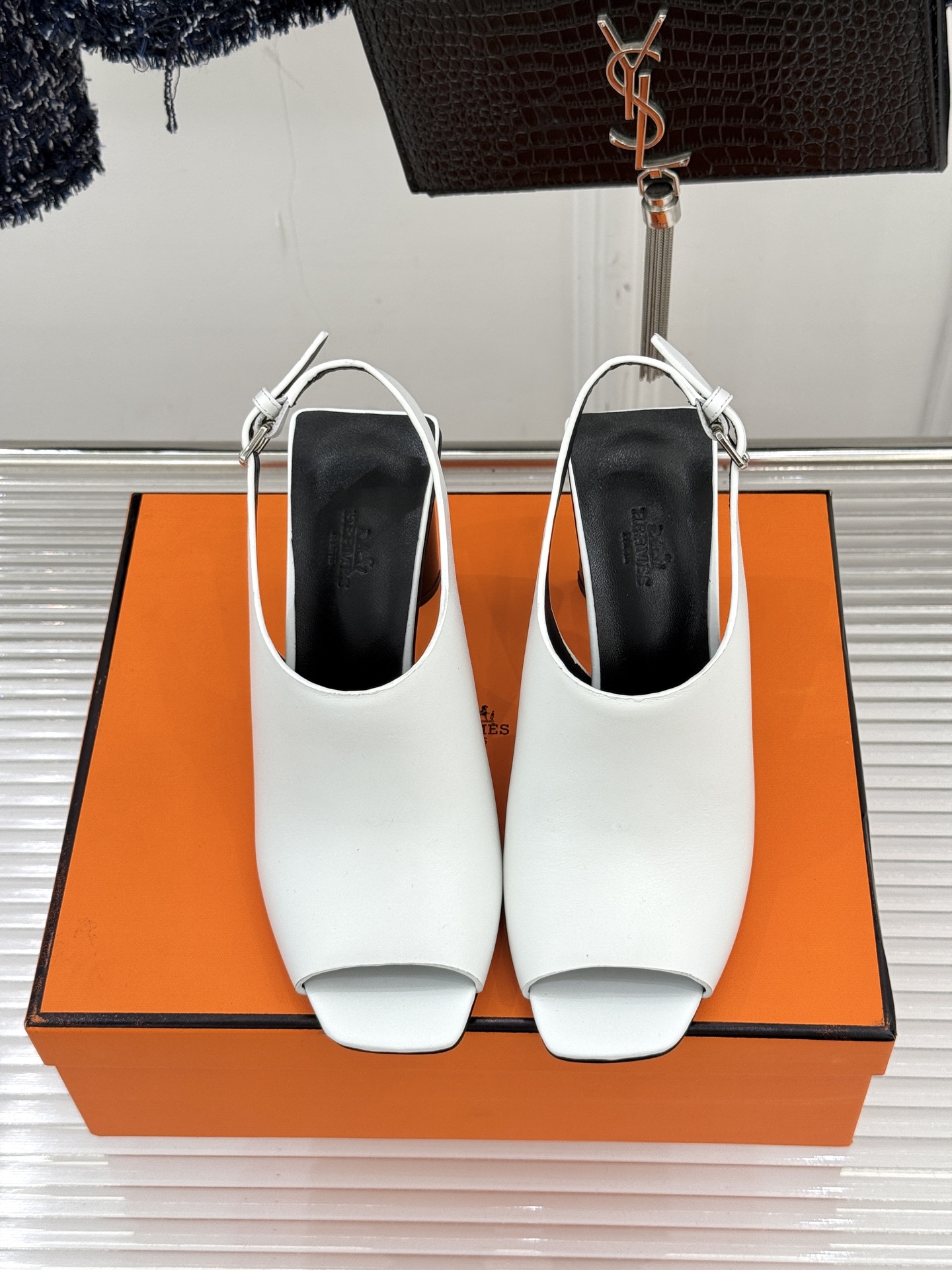 Hermès/爱马仕25WF新品复古鱼嘴后空粗跟凉鞋循百年匠艺重塑复古优雅。利落鱼嘴剪裁露趾不张扬后空袢