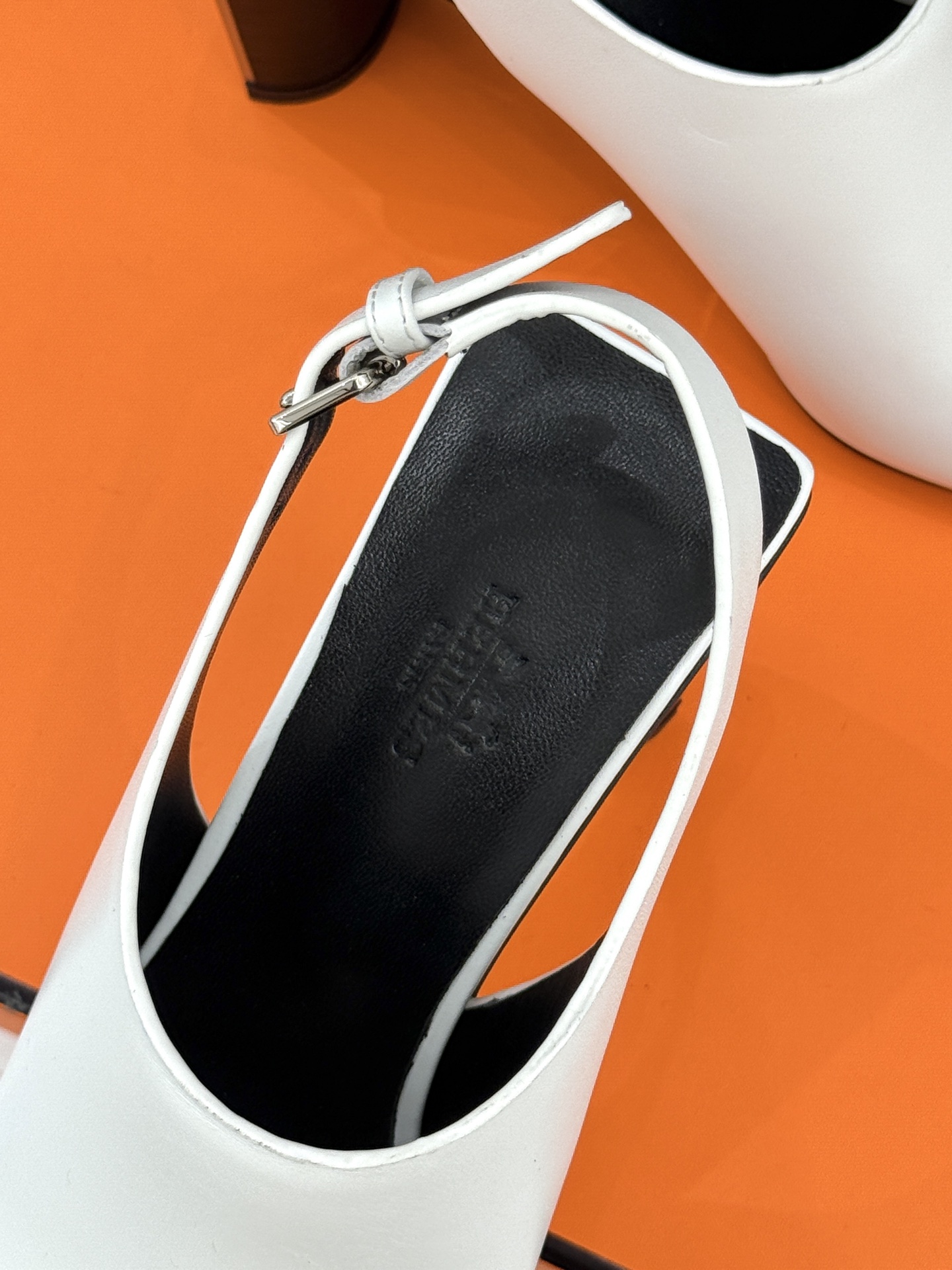 Hermès/爱马仕25WF新品复古鱼嘴后空粗跟凉鞋循百年匠艺重塑复古优雅。利落鱼嘴剪裁露趾不张扬后空袢