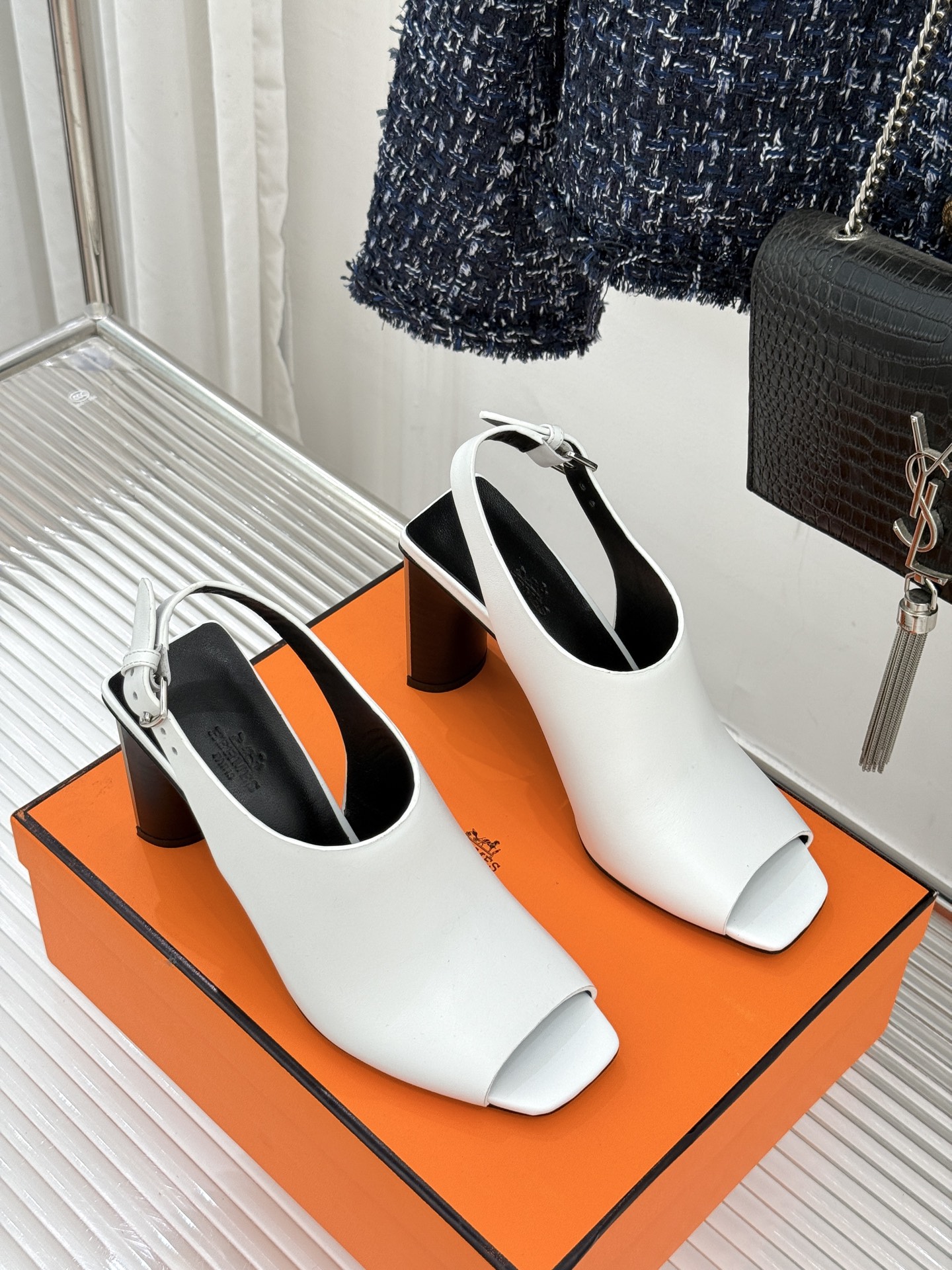 Hermès/爱马仕25WF新品复古鱼嘴后空粗跟凉鞋循百年匠艺重塑复古优雅。利落鱼嘴剪裁露趾不张扬后空袢