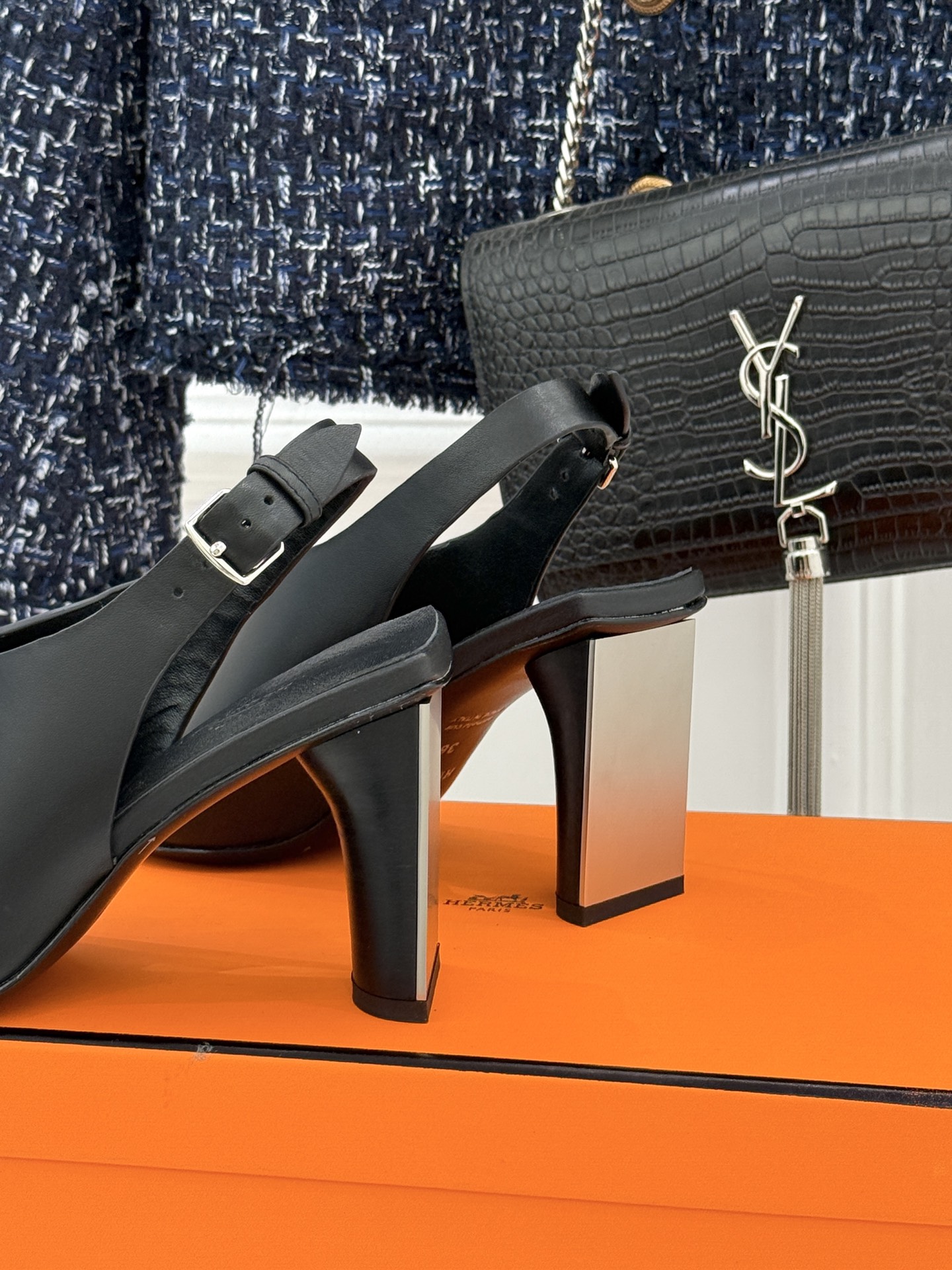 Hermès/爱马仕25WF新品复古鱼嘴后空粗跟凉鞋循百年匠艺重塑复古优雅。利落鱼嘴剪裁露趾不张扬后空袢