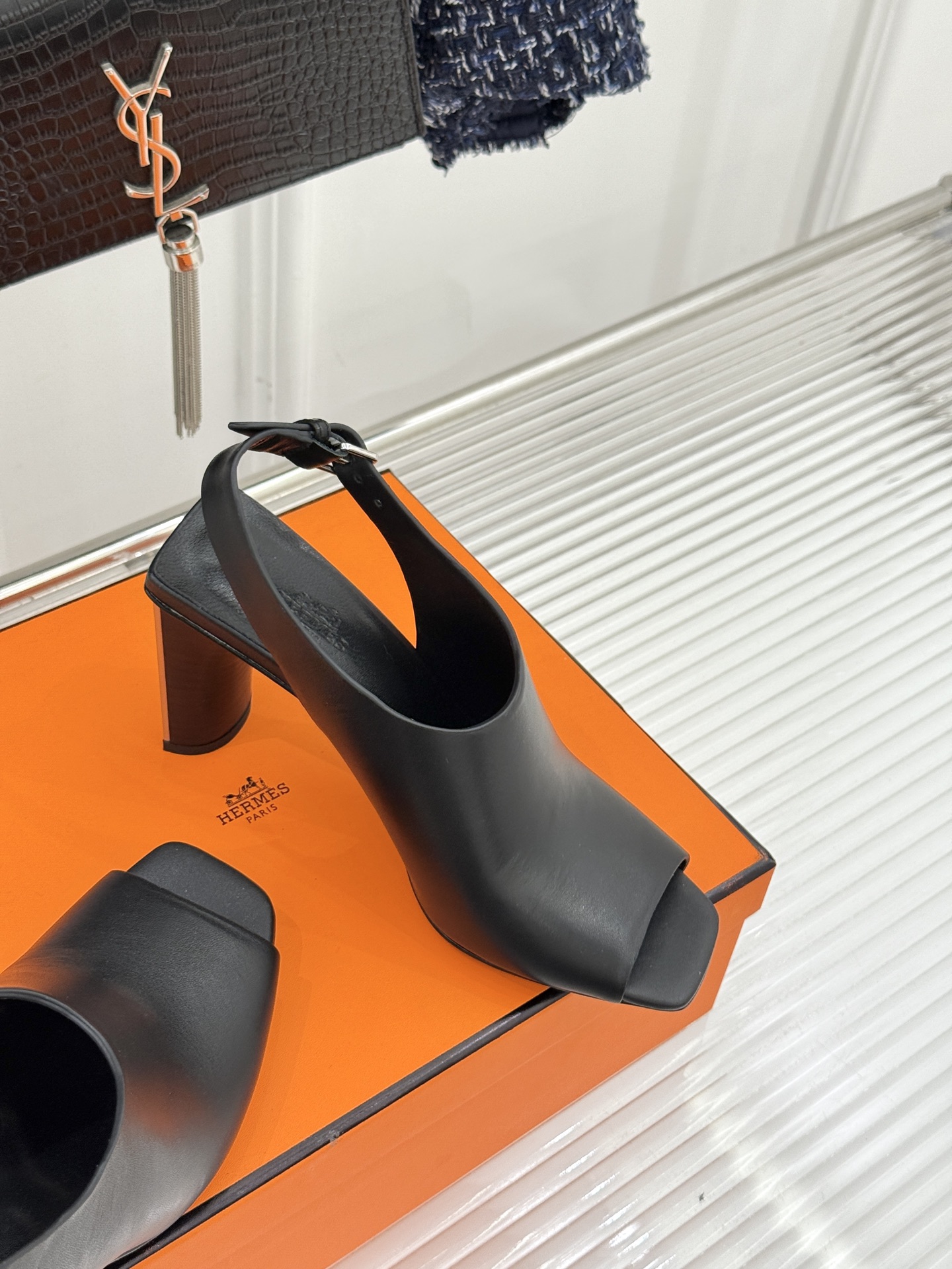 Hermès/爱马仕25WF新品复古鱼嘴后空粗跟凉鞋循百年匠艺重塑复古优雅。利落鱼嘴剪裁露趾不张扬后空袢