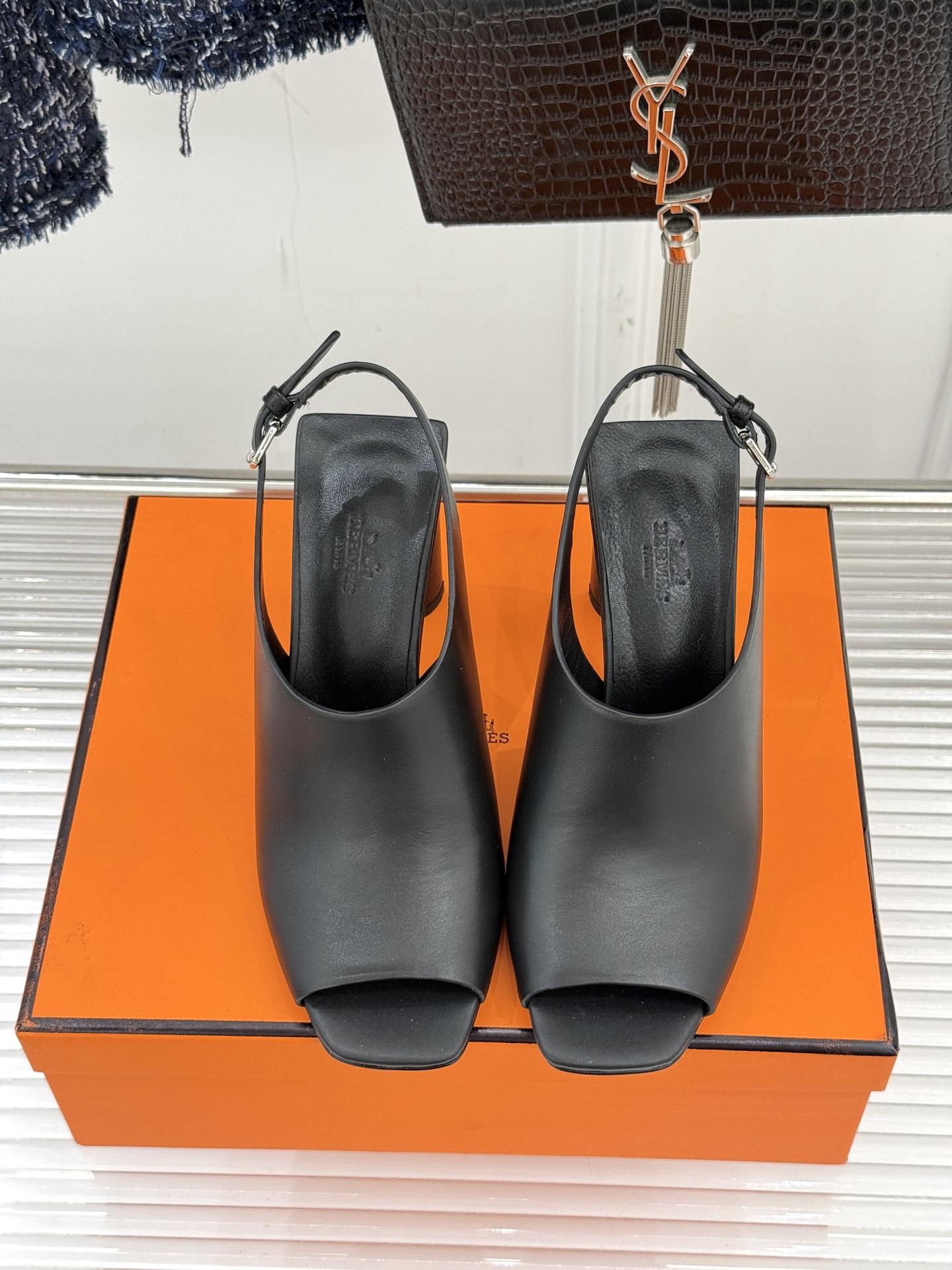 Hermès/爱马仕25WF新品复古鱼嘴后空粗跟凉鞋循百年匠艺重塑复古优雅。利落鱼嘴剪裁露趾不张扬后空袢