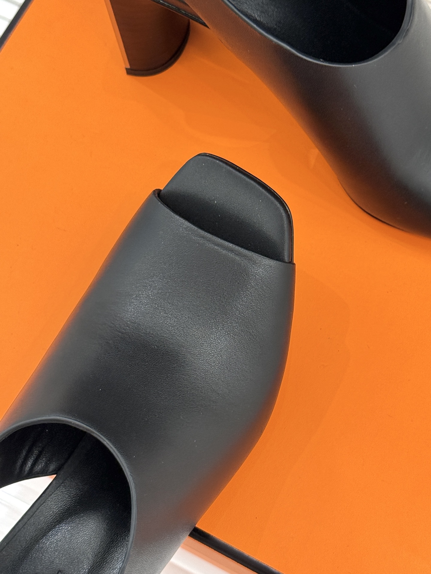 Hermès/爱马仕25WF新品复古鱼嘴后空粗跟凉鞋循百年匠艺重塑复古优雅。利落鱼嘴剪裁露趾不张扬后空袢