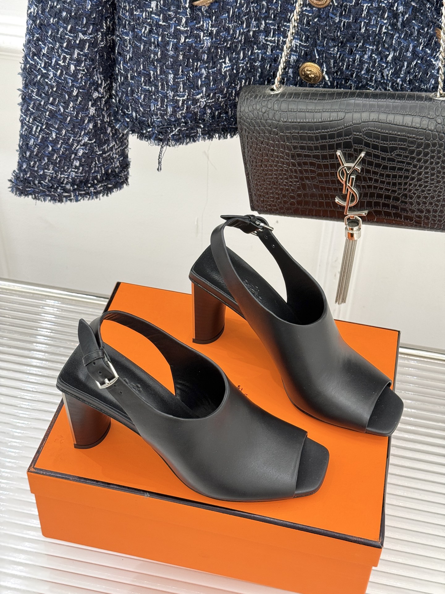 Hermès/爱马仕25WF新品复古鱼嘴后空粗跟凉鞋循百年匠艺重塑复古优雅。利落鱼嘴剪裁露趾不张扬后空袢