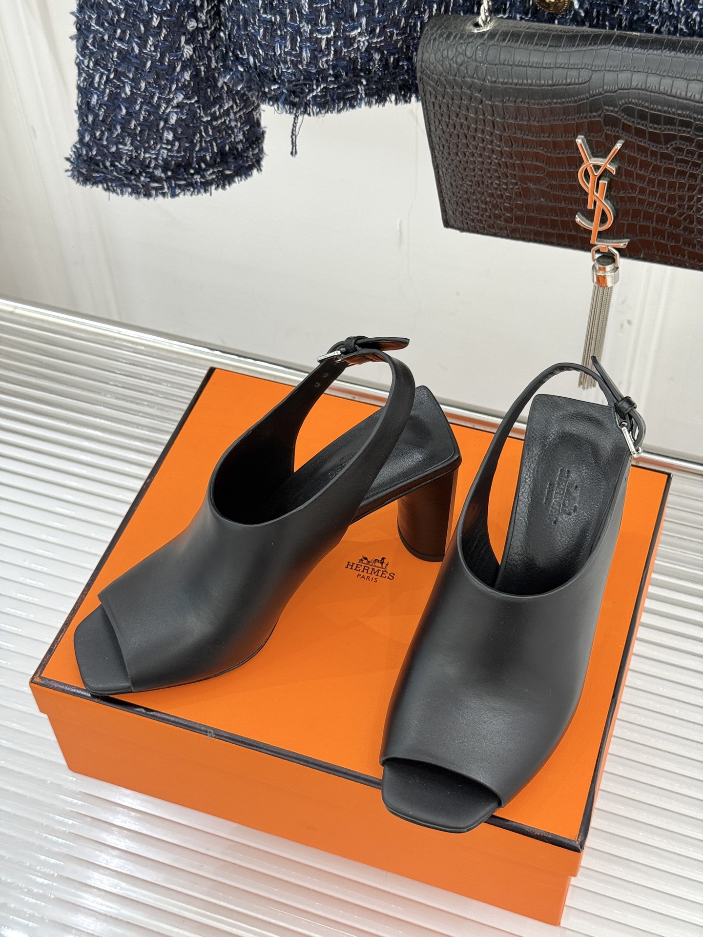 Hermès/爱马仕25WF新品复古鱼嘴后空粗跟凉鞋循百年匠艺重塑复古优雅。利落鱼嘴剪裁露趾不张扬后空袢