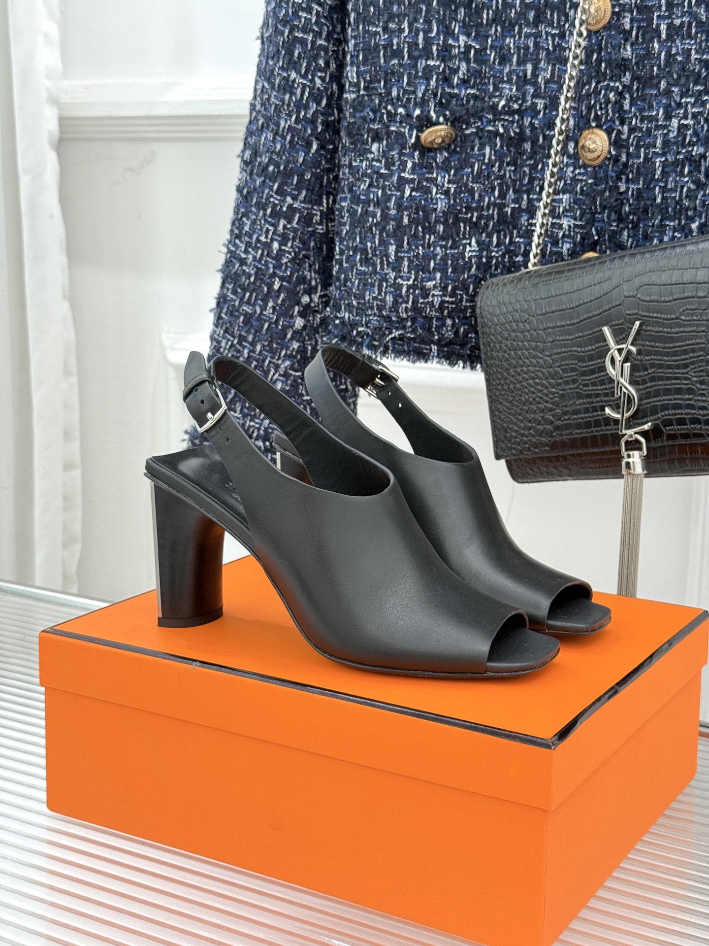 Hermès/爱马仕25WF新品复古鱼嘴后空粗跟凉鞋循百年匠艺重塑复古优雅。利落鱼嘴剪裁露趾不张扬后空袢