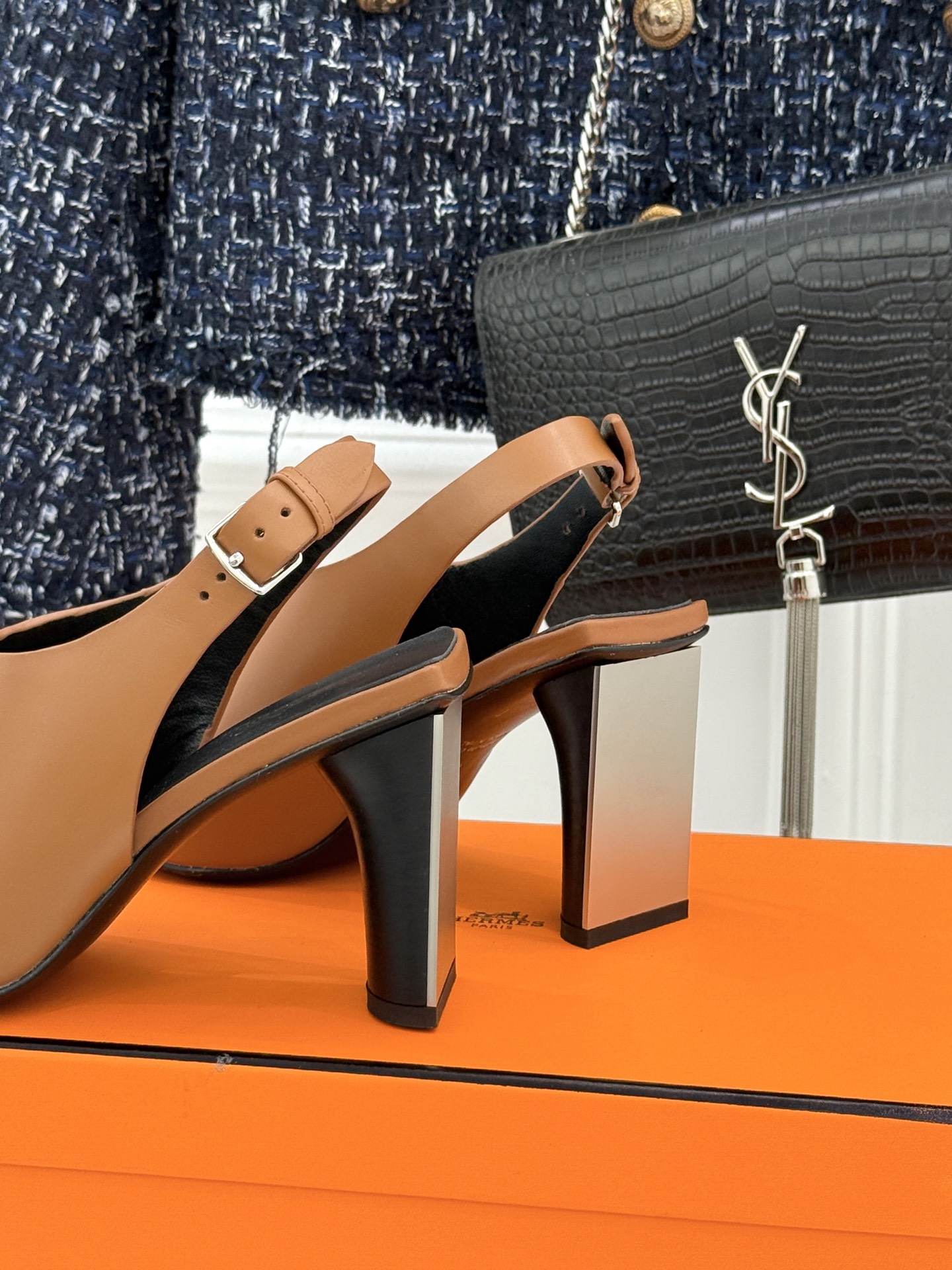 Hermès/爱马仕25WF新品复古鱼嘴后空粗跟凉鞋循百年匠艺重塑复古优雅。利落鱼嘴剪裁露趾不张扬后空袢