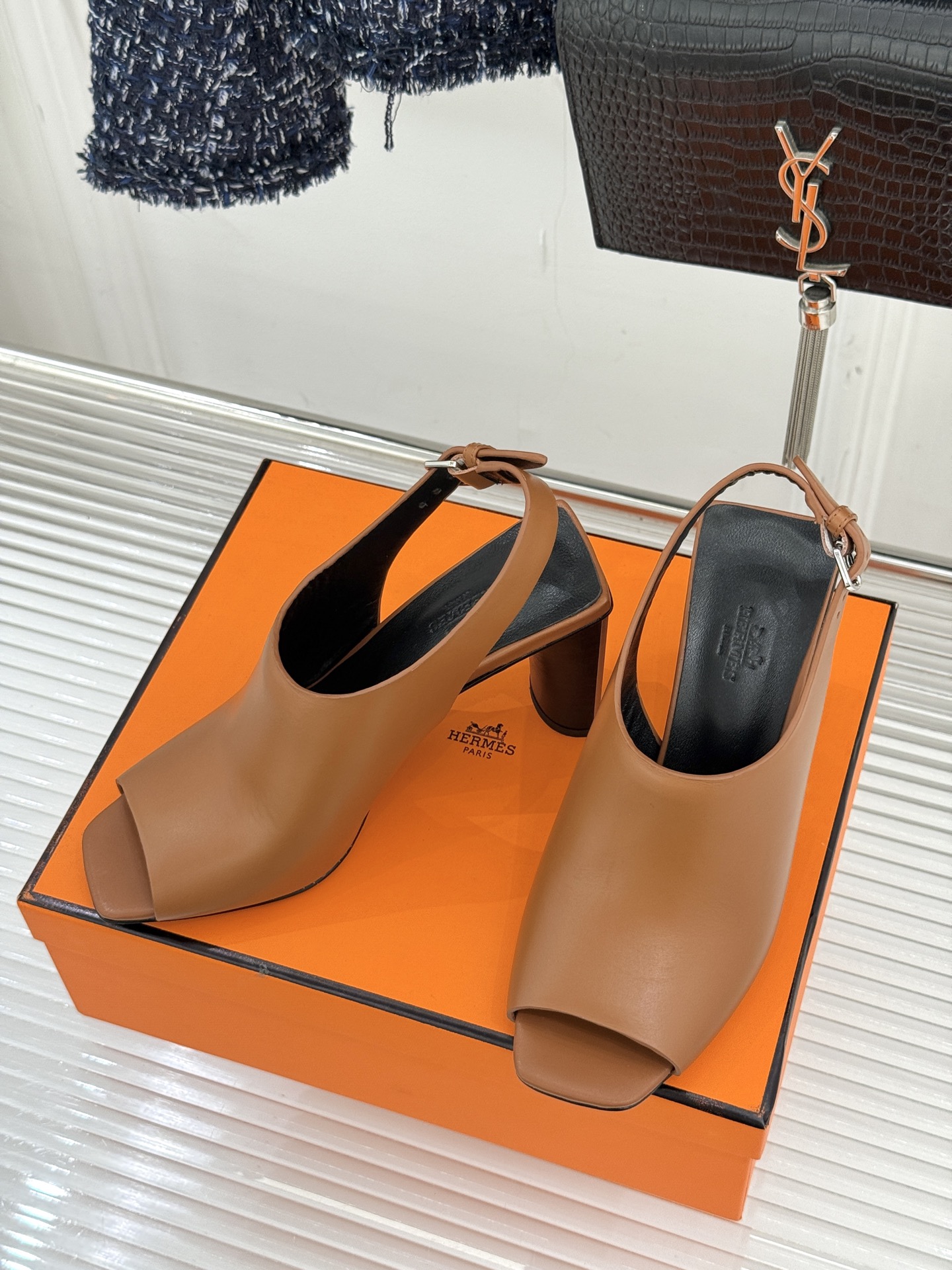 Hermès/爱马仕25WF新品复古鱼嘴后空粗跟凉鞋循百年匠艺重塑复古优雅。利落鱼嘴剪裁露趾不张扬后空袢