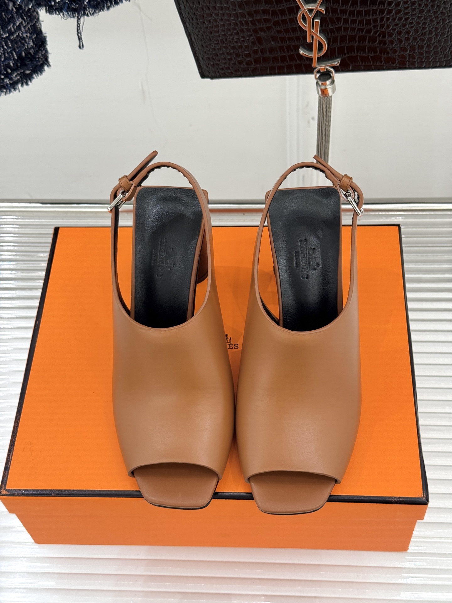 Hermès/爱马仕25WF新品复古鱼嘴后空粗跟凉鞋循百年匠艺重塑复古优雅。利落鱼嘴剪裁露趾不张扬后空袢