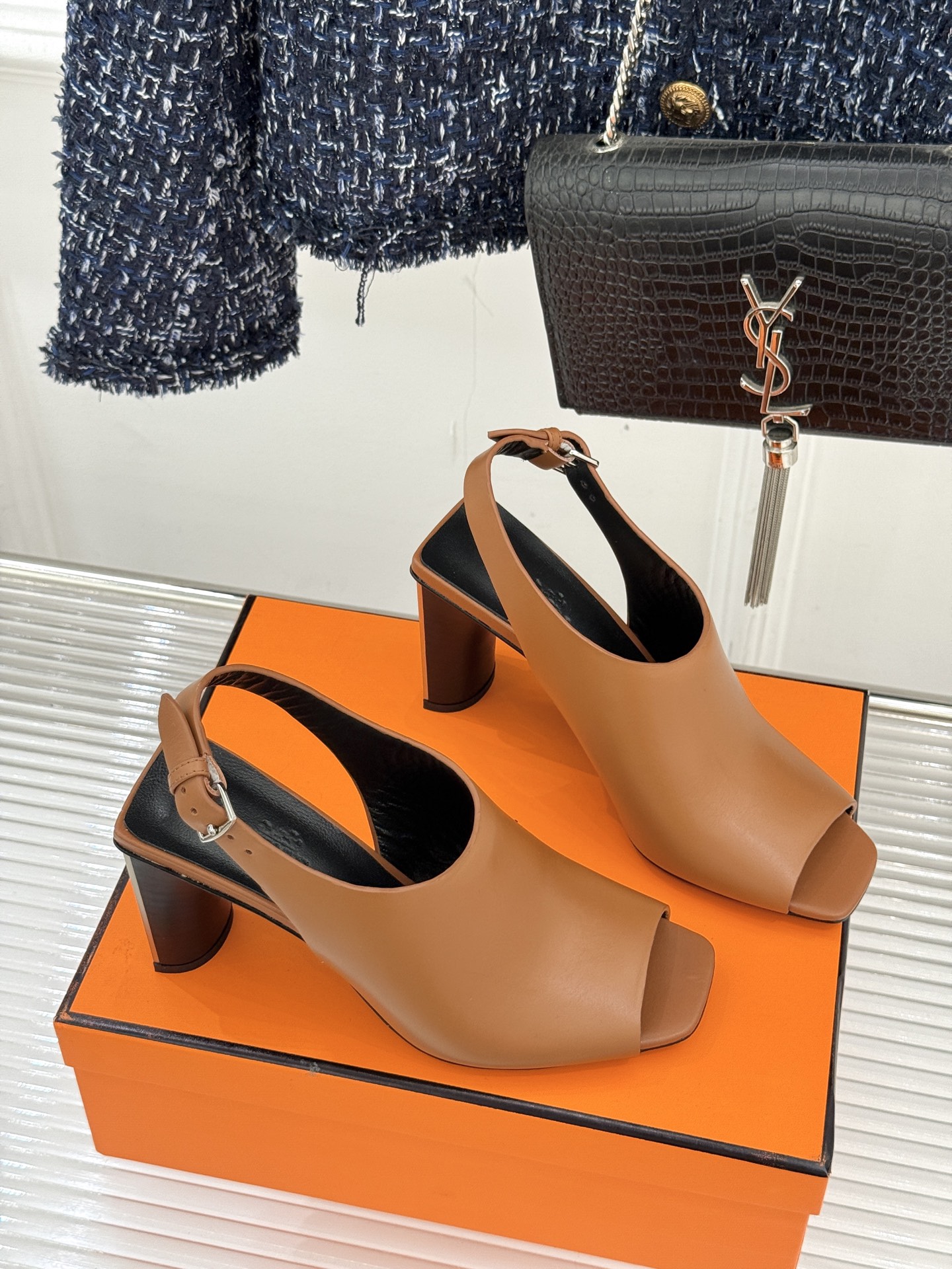 Hermès/爱马仕25WF新品复古鱼嘴后空粗跟凉鞋循百年匠艺重塑复古优雅。利落鱼嘴剪裁露趾不张扬后空袢