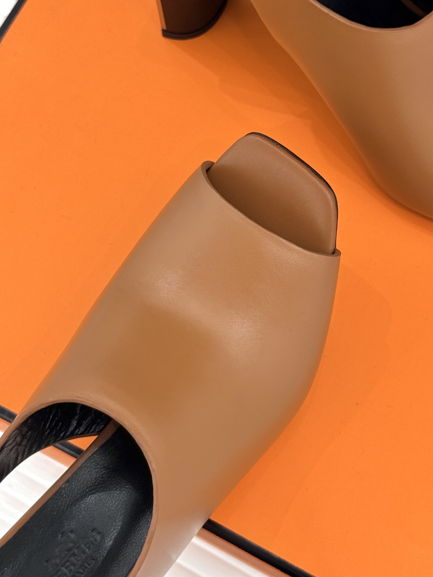 Hermès/爱马仕25WF新品复古鱼嘴后空粗跟凉鞋循百年匠艺重塑复古优雅。利落鱼嘴剪裁露趾不张扬后空袢