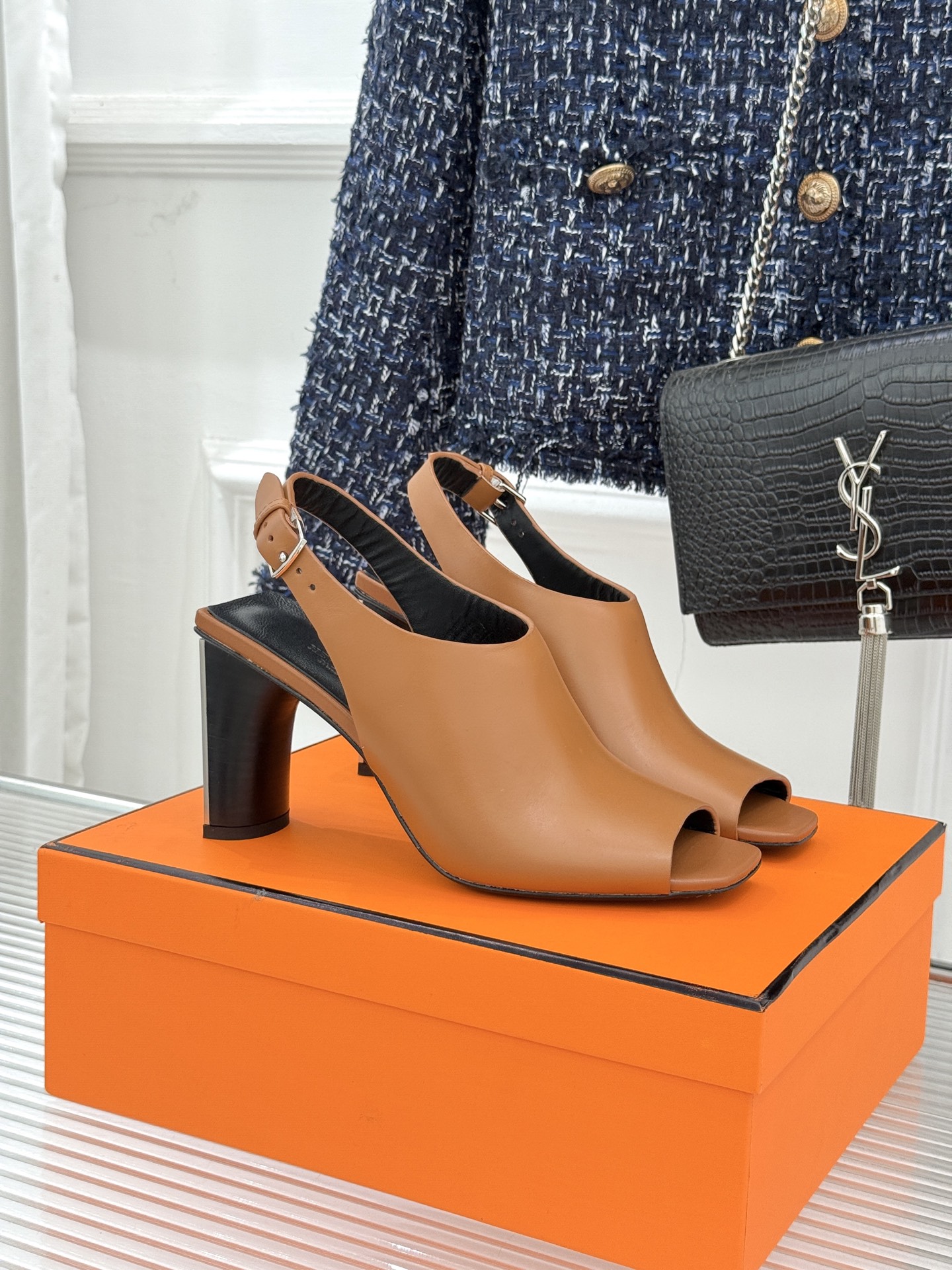 Hermès/爱马仕25WF新品复古鱼嘴后空粗跟凉鞋循百年匠艺重塑复古优雅。利落鱼嘴剪裁露趾不张扬后空袢