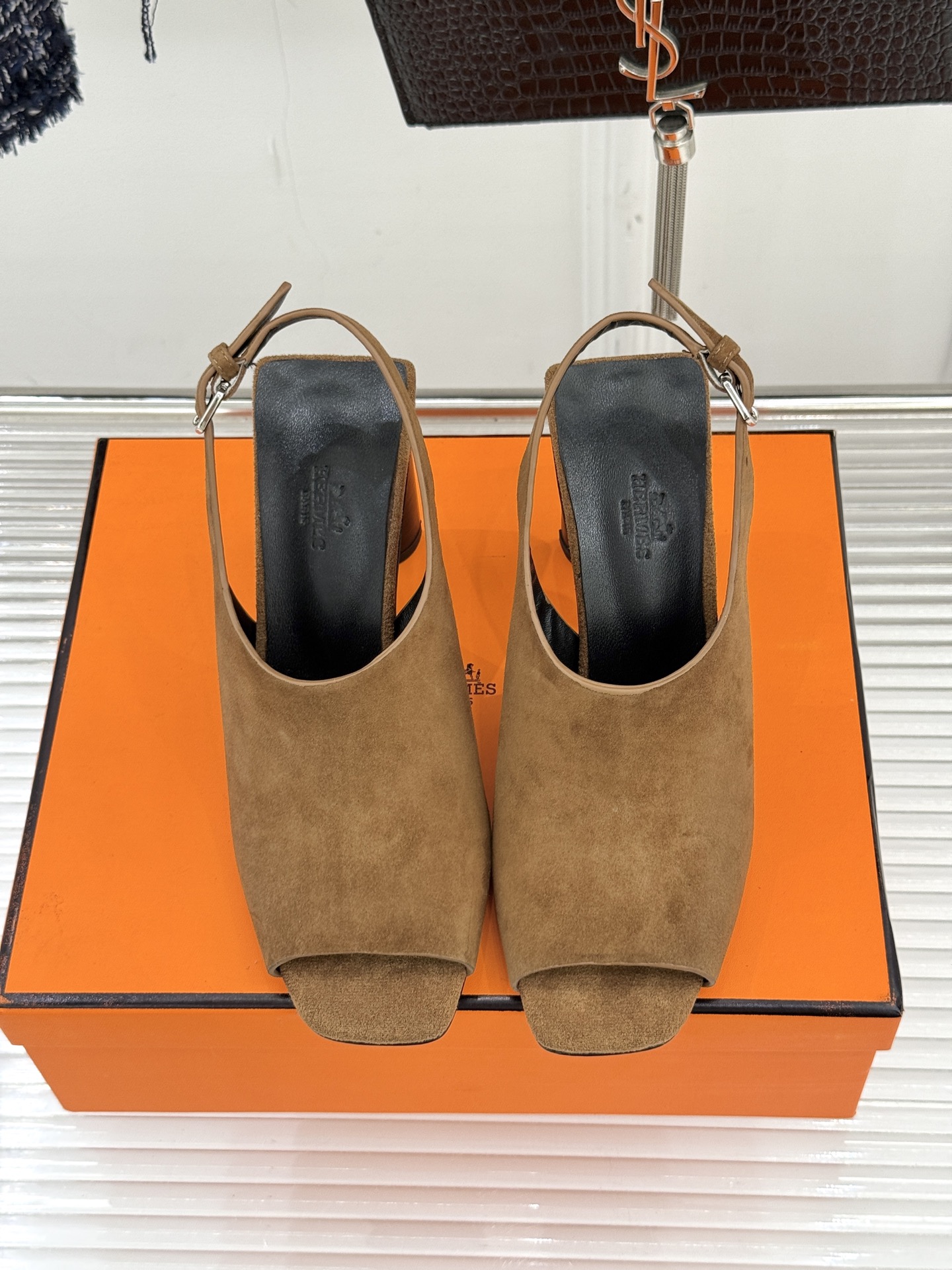 Hermès/爱马仕25WF新品复古鱼嘴后空粗跟凉鞋循百年匠艺重塑复古优雅。利落鱼嘴剪裁露趾不张扬后空袢