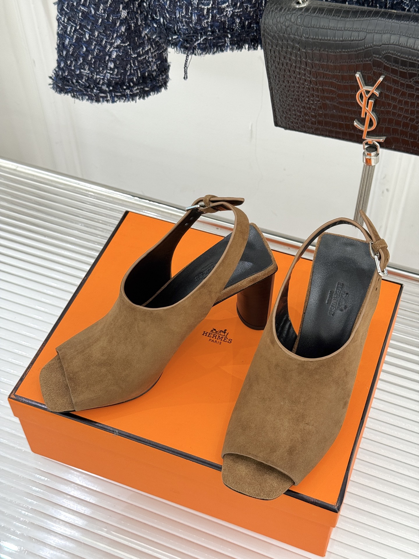 Hermès/爱马仕25WF新品复古鱼嘴后空粗跟凉鞋循百年匠艺重塑复古优雅。利落鱼嘴剪裁露趾不张扬后空袢