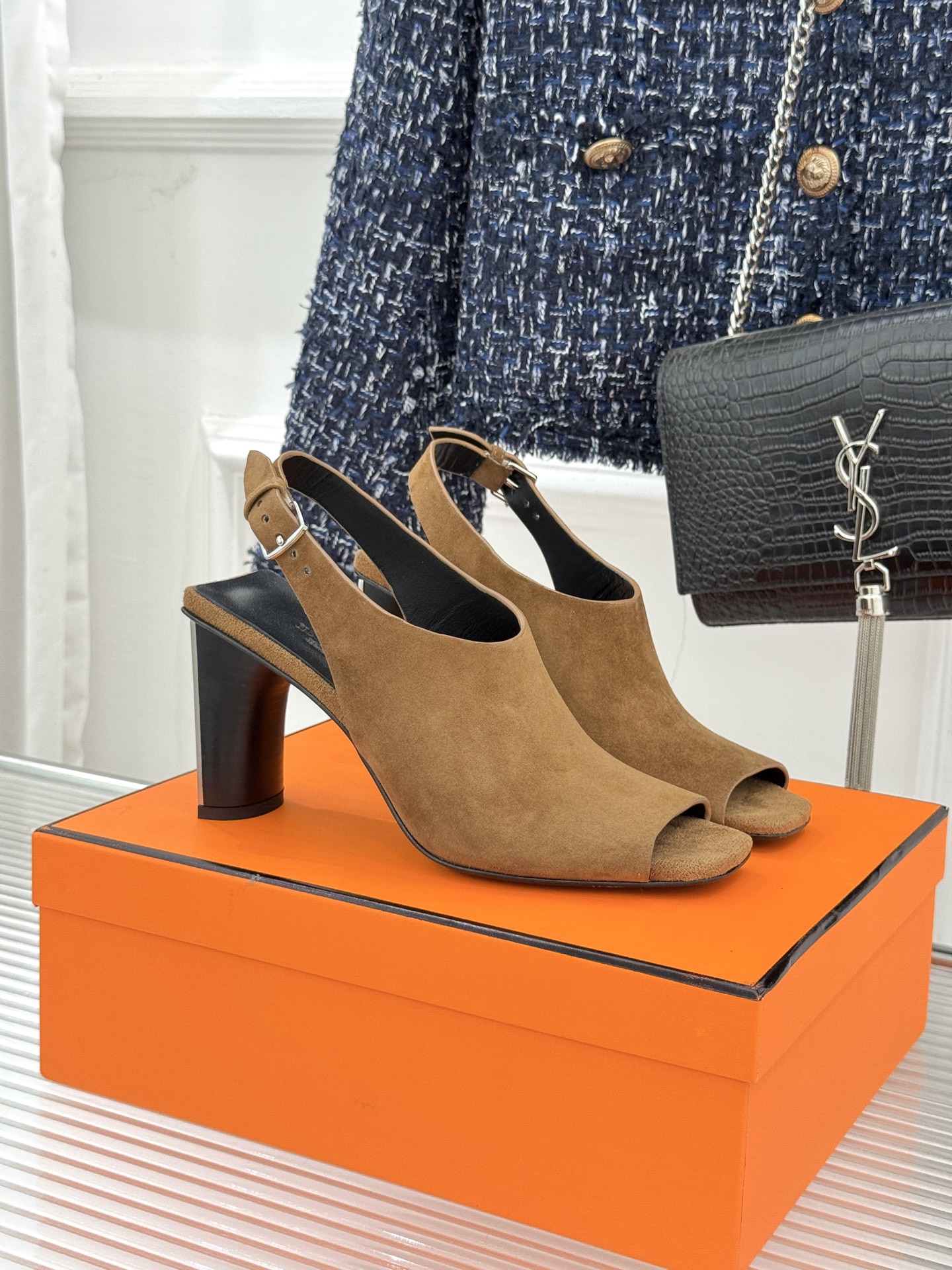 Hermès/爱马仕25WF新品复古鱼嘴后空粗跟凉鞋循百年匠艺重塑复古优雅。利落鱼嘴剪裁露趾不张扬后空袢