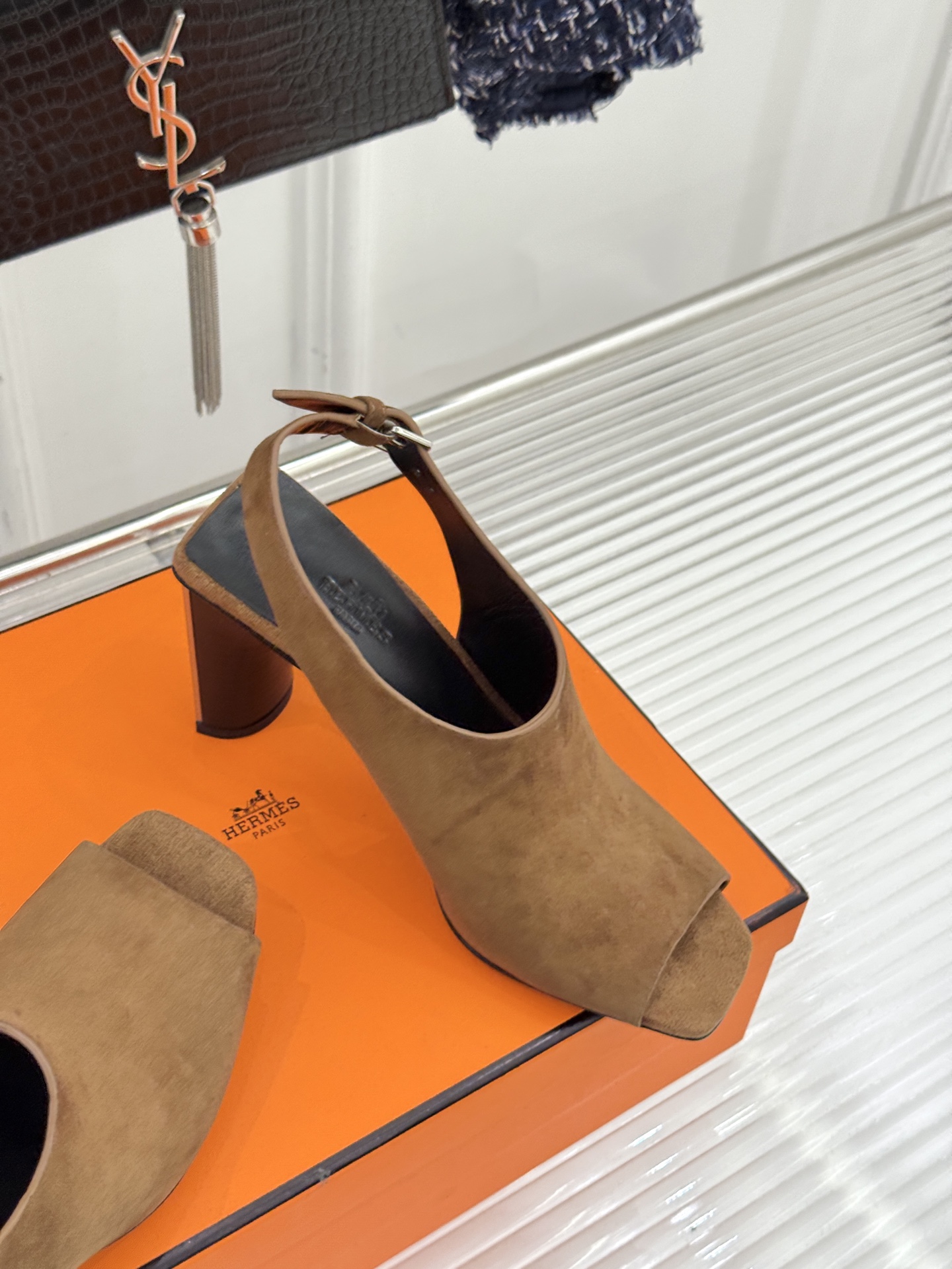 Hermès/爱马仕25WF新品复古鱼嘴后空粗跟凉鞋循百年匠艺重塑复古优雅。利落鱼嘴剪裁露趾不张扬后空袢