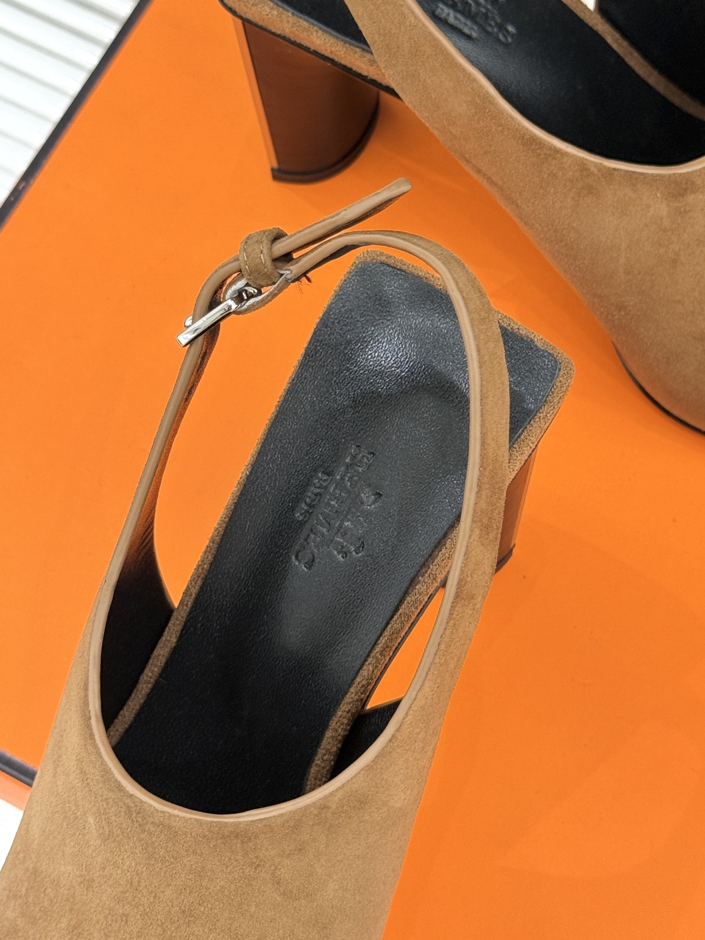 Hermès/爱马仕25WF新品复古鱼嘴后空粗跟凉鞋循百年匠艺重塑复古优雅。利落鱼嘴剪裁露趾不张扬后空袢